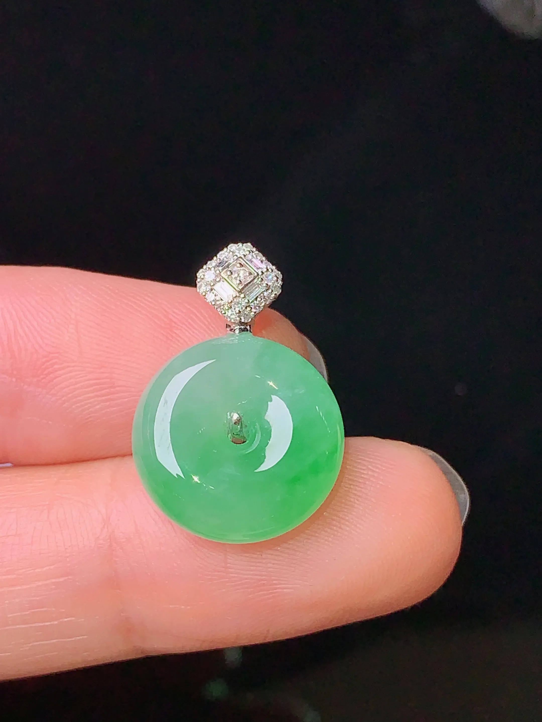 18k金钻镶嵌翠绿平安扣吊坠 玉质细腻 色泽艳丽 整体尺寸21*6