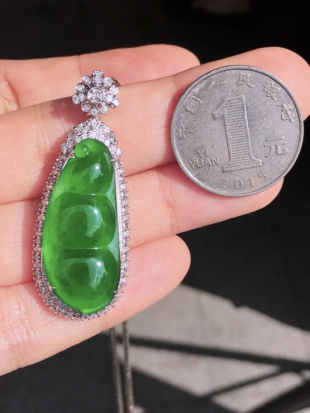 阳绿福豆吊坠：色泽均匀艳丽，玉质细腻，荧光感超
强，饱满圆润，尽显优雅气质，18k
金豪华镶嵌