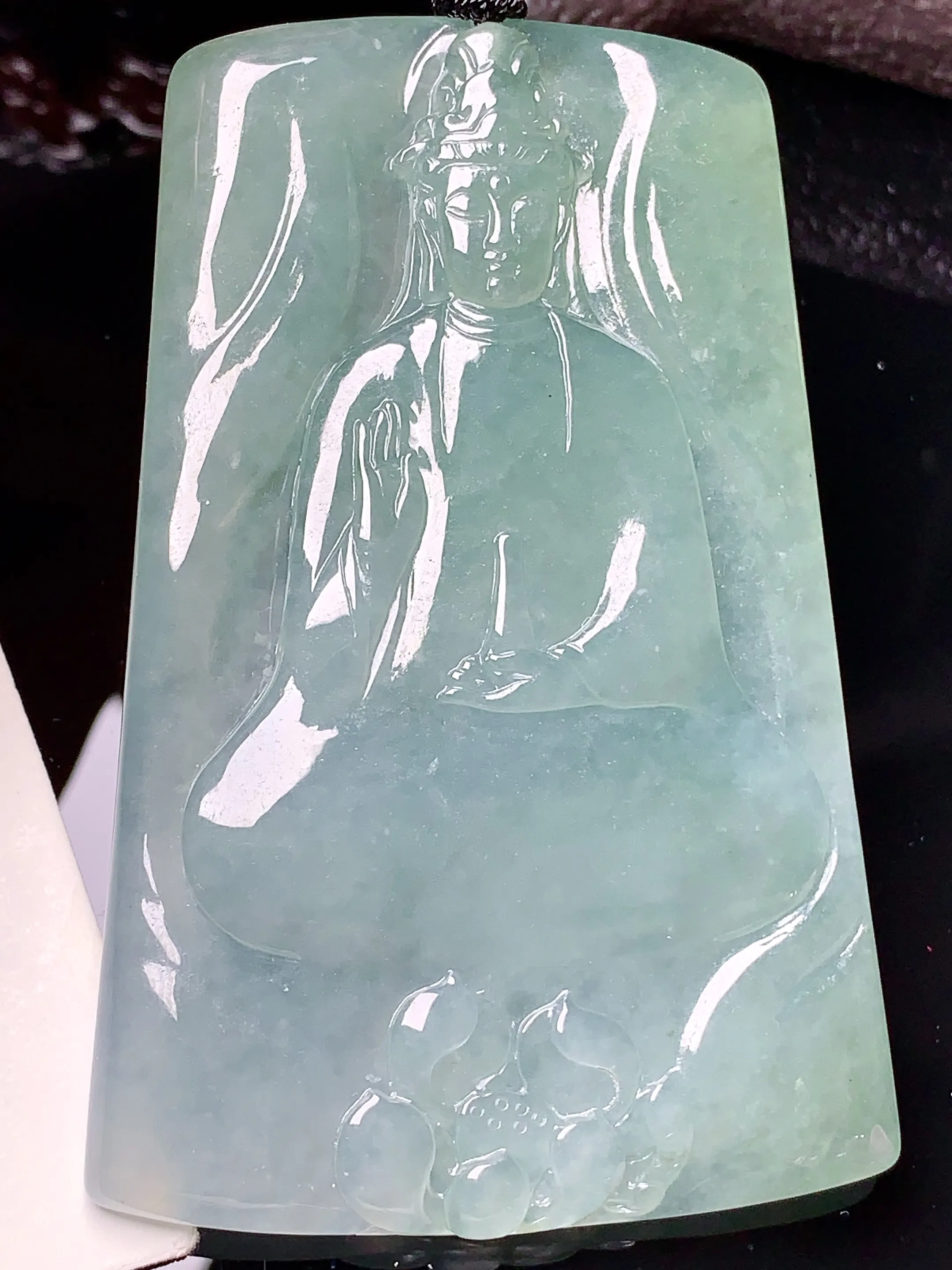 浅绿观音菩萨吊坠 玉质细腻 色泽清新艳丽 整体尺寸73.7*48.2*6.2