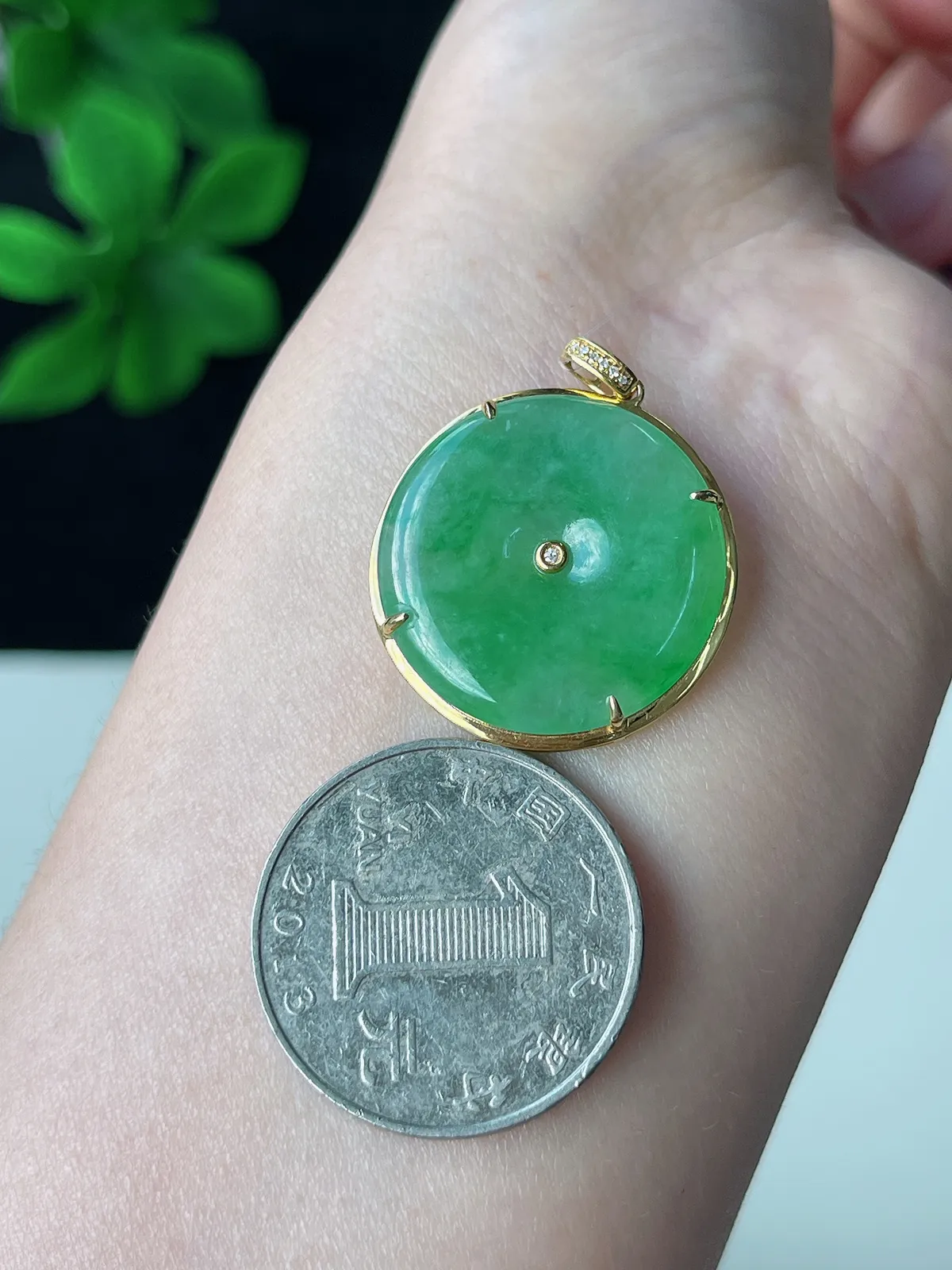 翡翠冰糯种浅绿色平安扣