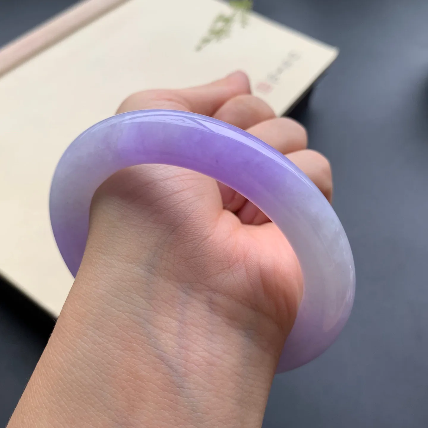 57圈口紫罗兰圆条手镯 尺寸：57-11，无纹裂，细腻光滑，色泽浓郁