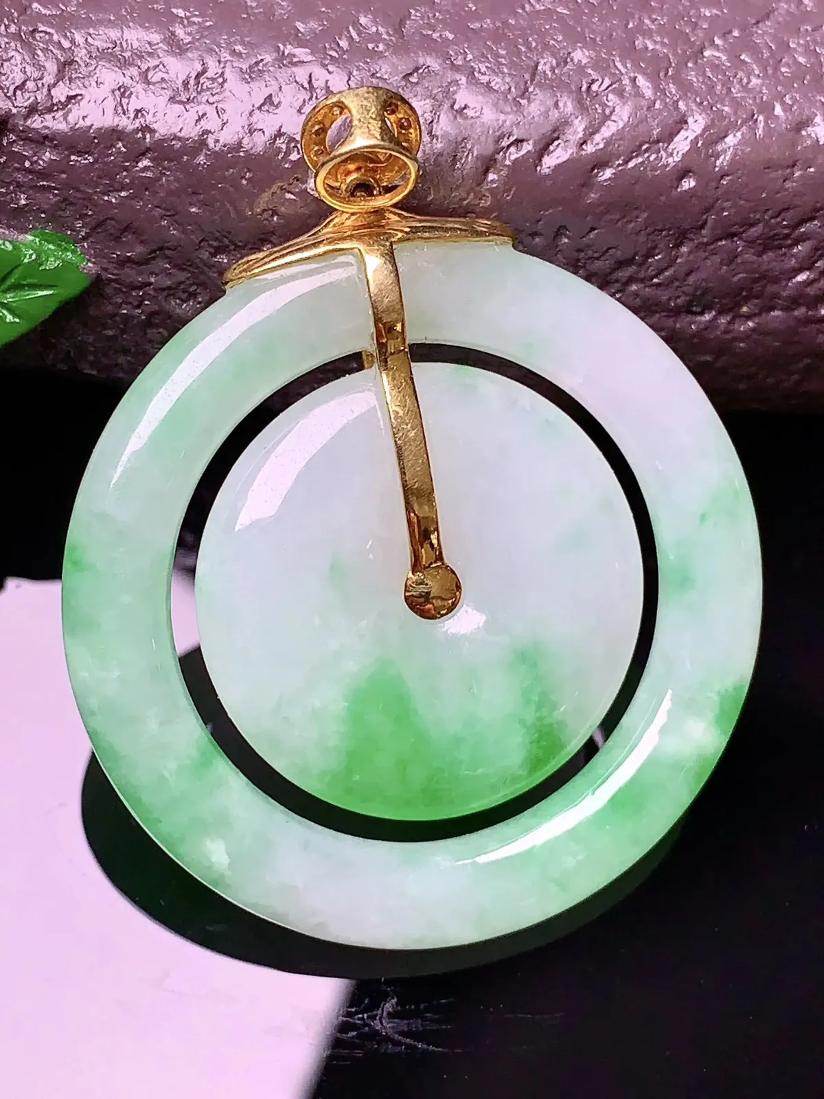 18k金钻镶嵌飘绿子母扣吊坠 玉质细腻 色泽艳丽 整体尺寸45*37*4.6