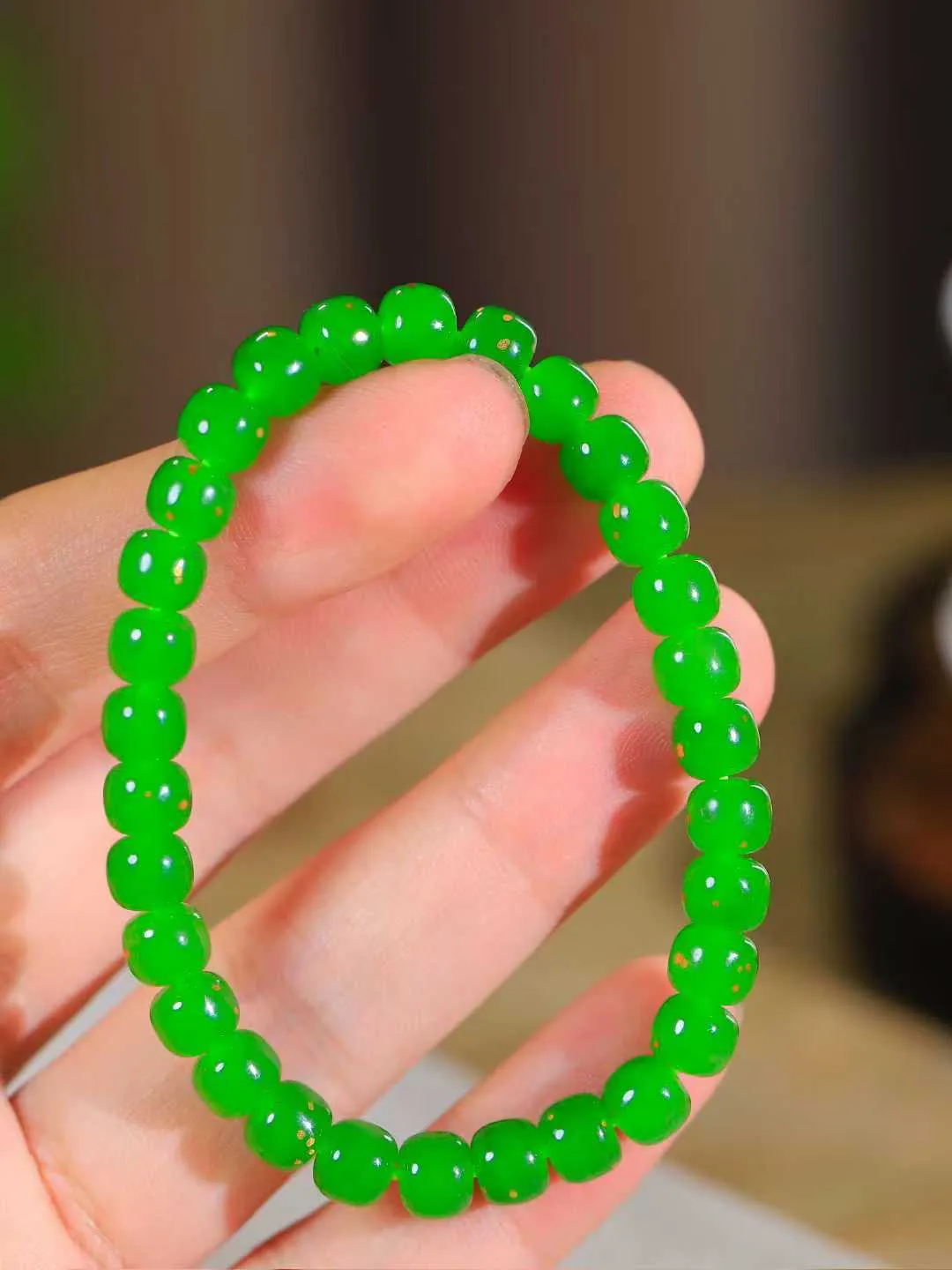 （老型珠.手串）

精品 和田玉碧玉老型珠手串，玉质细腻油润 饱满光滑 质朴无华，悠远简单，人心境界远，百世修炼深，心灵常驻善意持，觉悟人生百世修。
重16.7克    尺寸取一5.7-6.9mm    10110500A