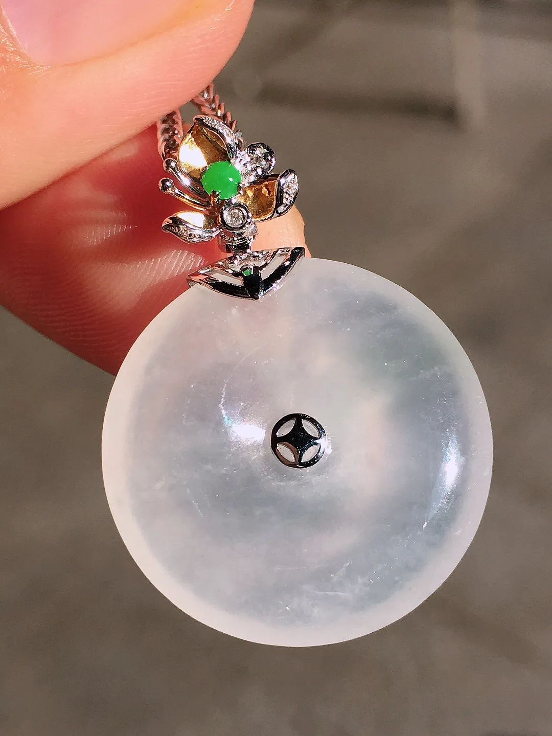 冰种平安扣吊坠，玉质细腻，荧光感超
强，饱满圆润，尽显优雅气质，18k
金豪华镶嵌