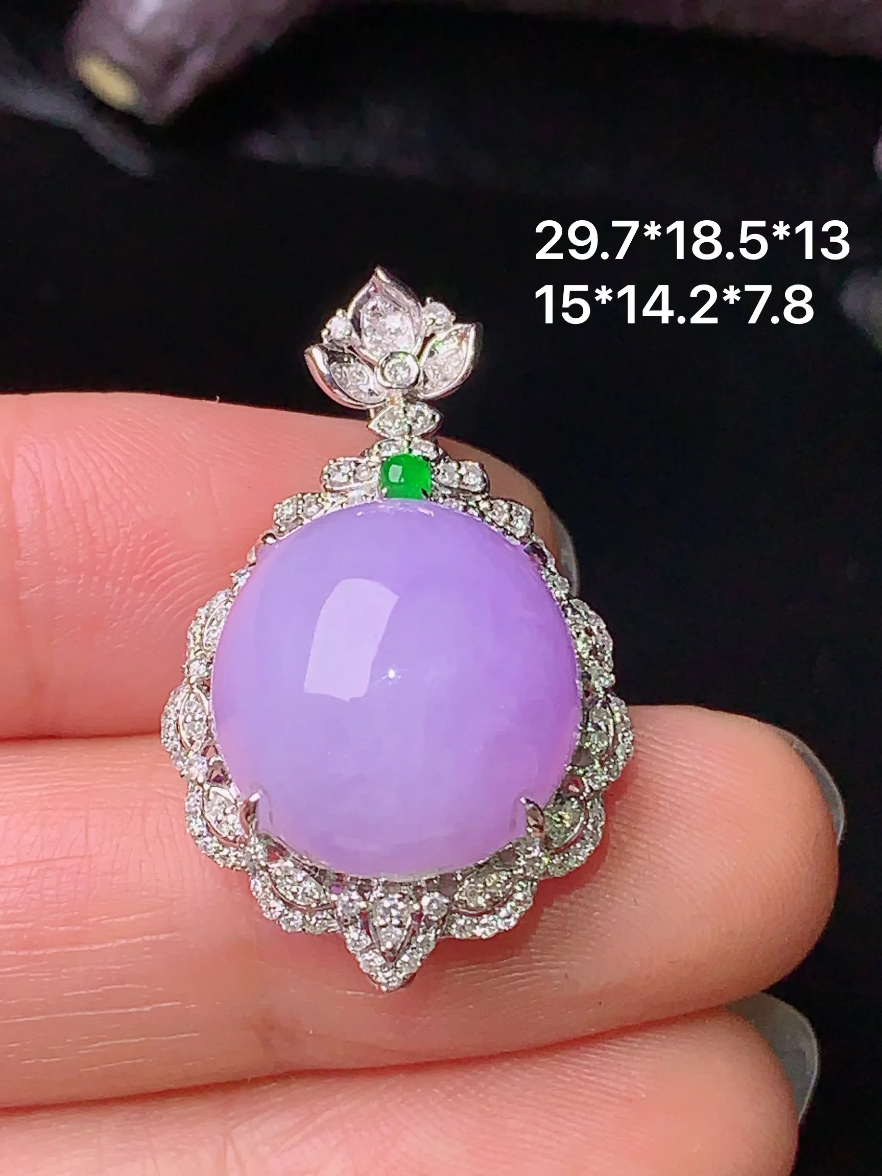 18k金钻镶嵌紫罗兰蛋面吊坠 玉质细腻 色泽艳丽 整体尺寸29.7*18.5*13