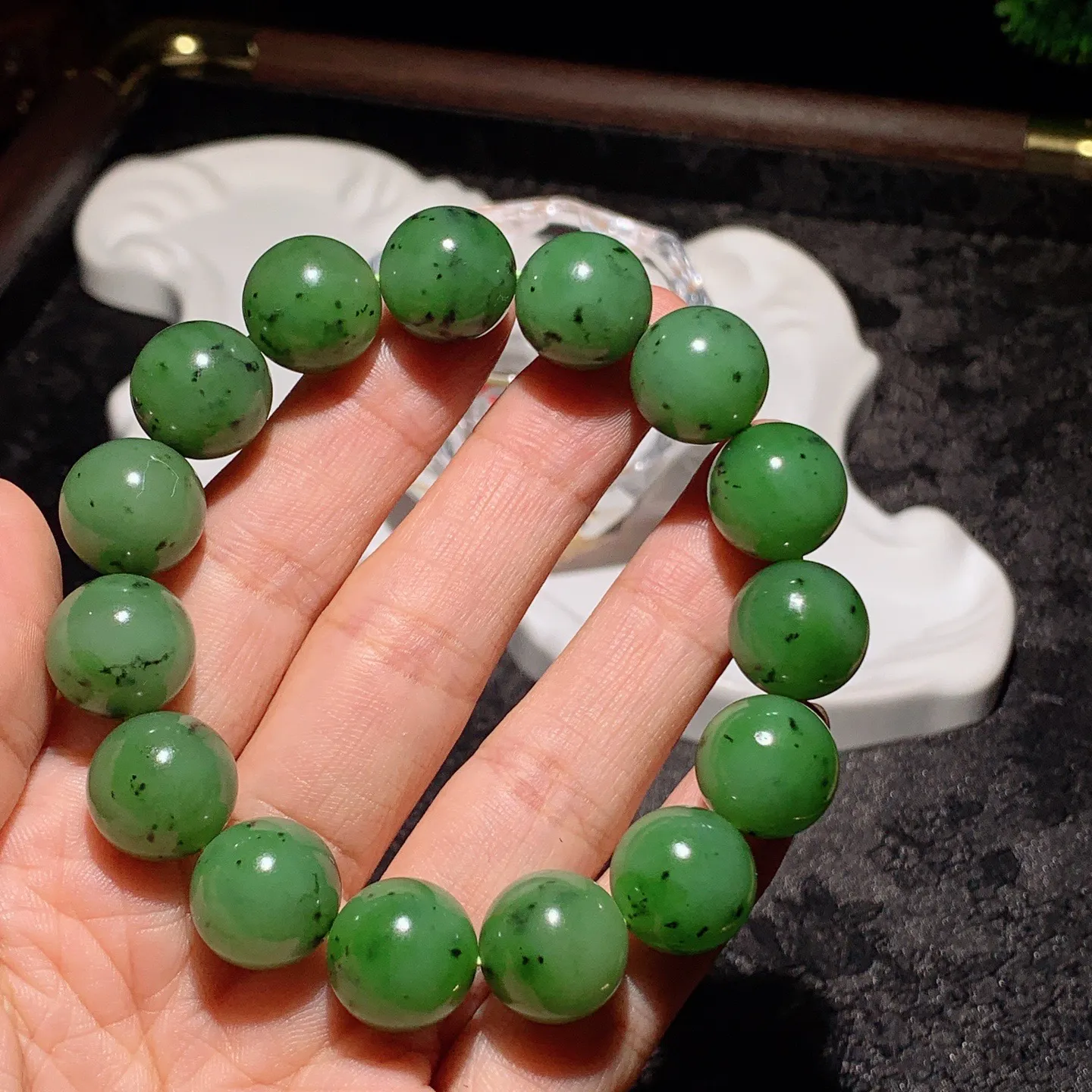 和田玉阳绿俄罗斯碧玉圆珠手串。单颗尺寸14重65.6克。玉质细腻油润。手推出油。佩戴高端典雅。lt2