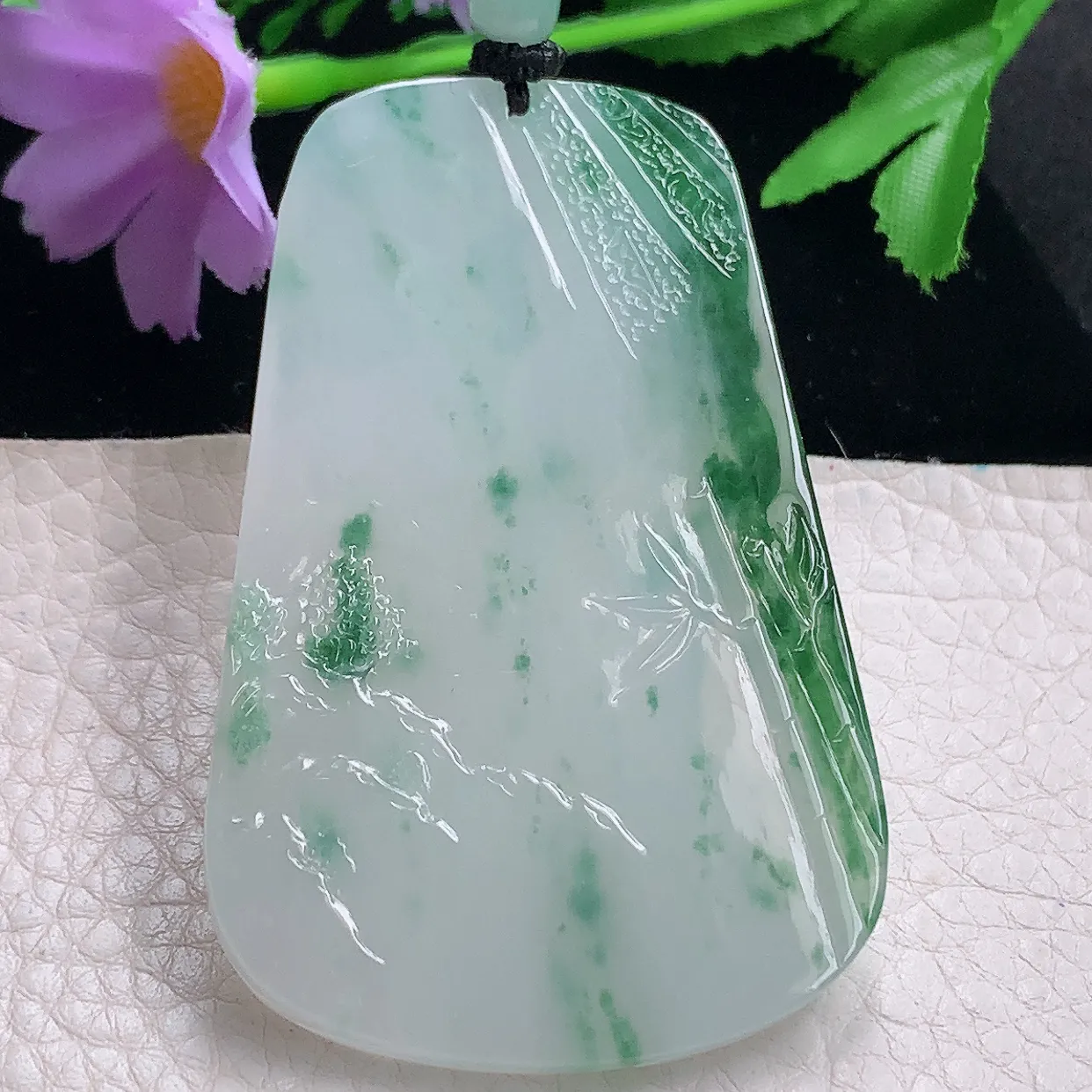 yl自然光68*43*6.4特色满爽天然缅甸翡翠山水观音玉吊坠 玉挂件