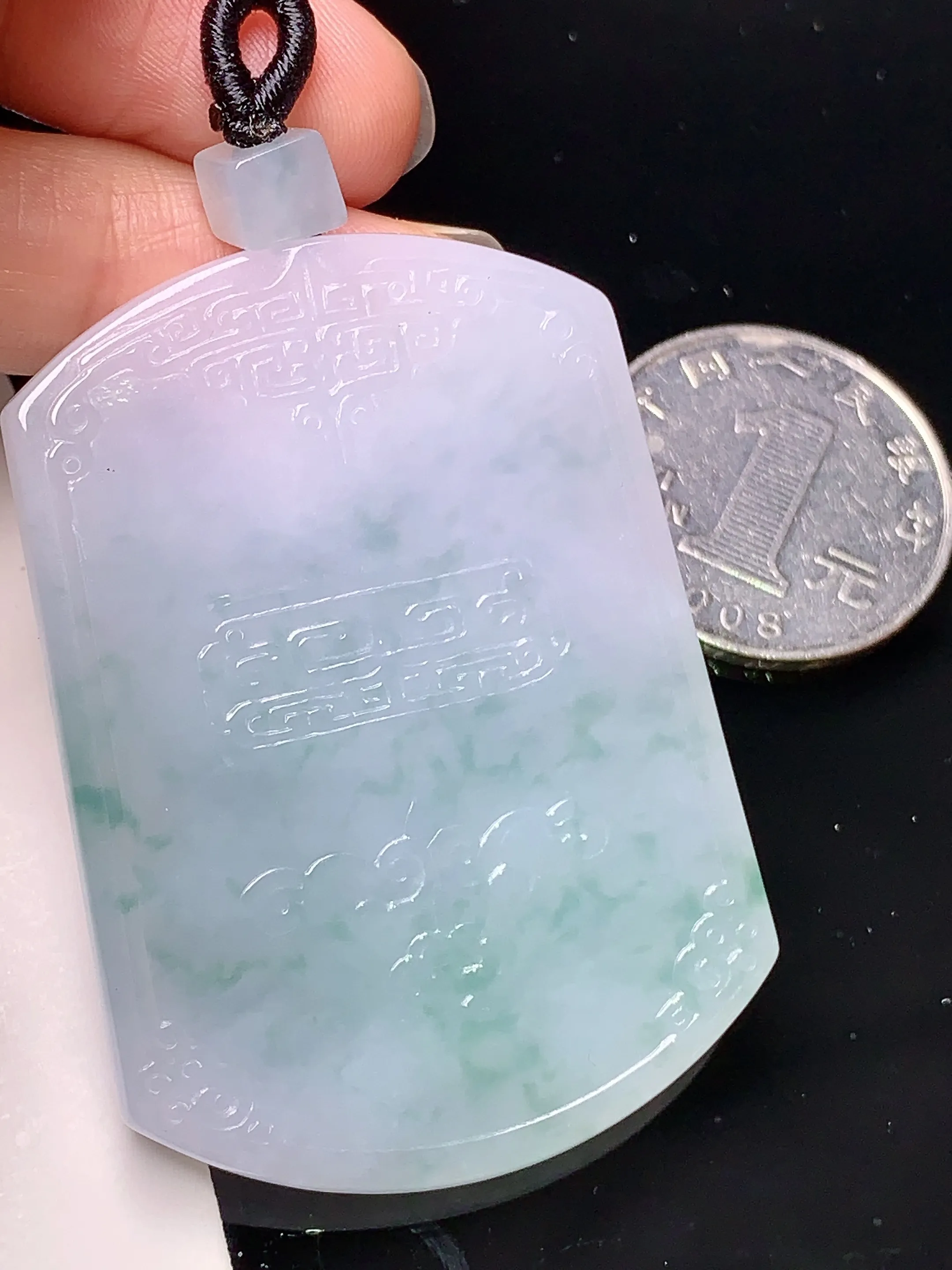 飘绿雕花无事牌吊坠 玉质细腻 色泽清新艳丽 整体尺寸53*38.2*5