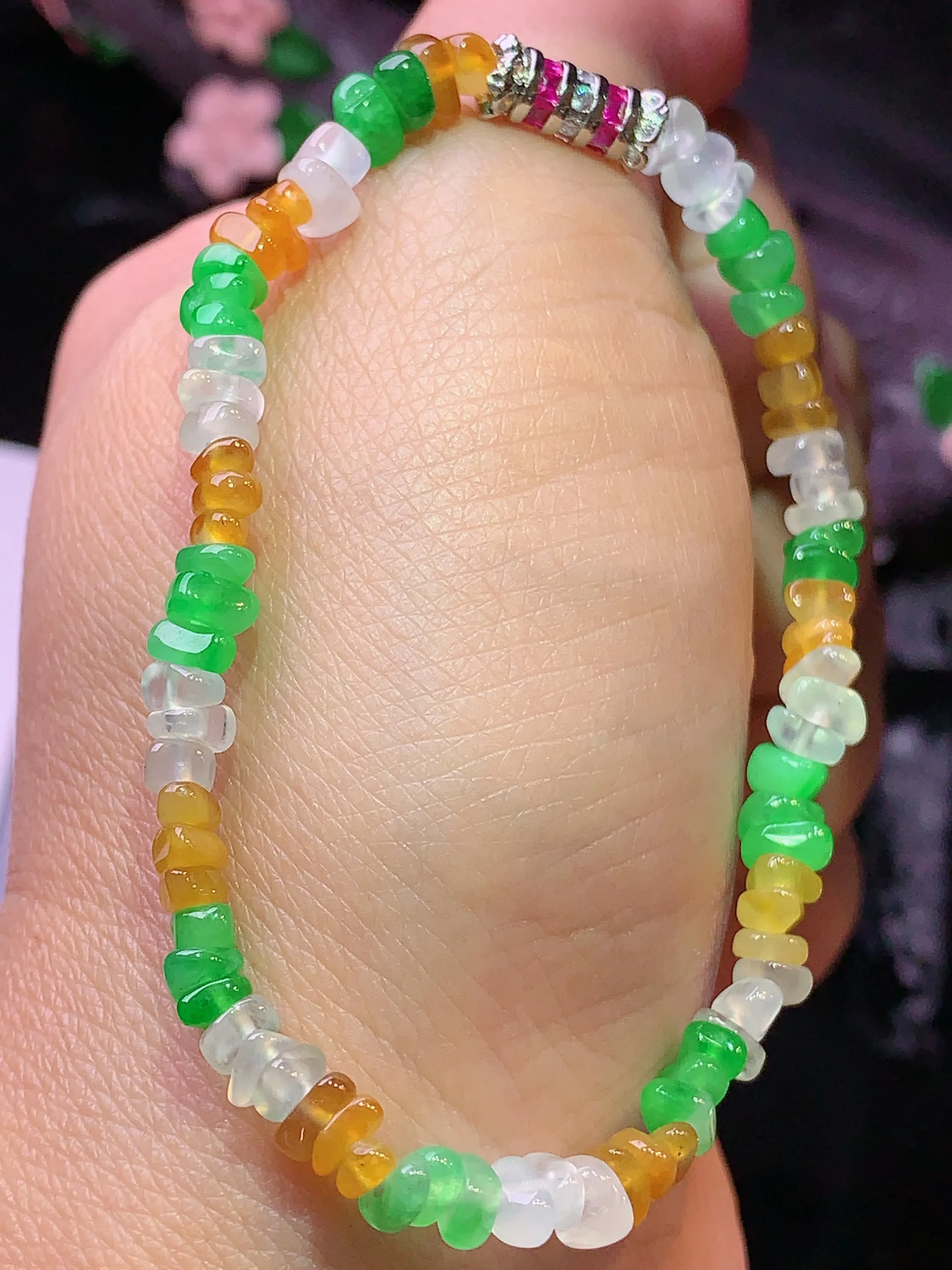 多彩随形手链 玉质细腻 色泽清新艳丽 整体尺寸4.6*3.8*2.5