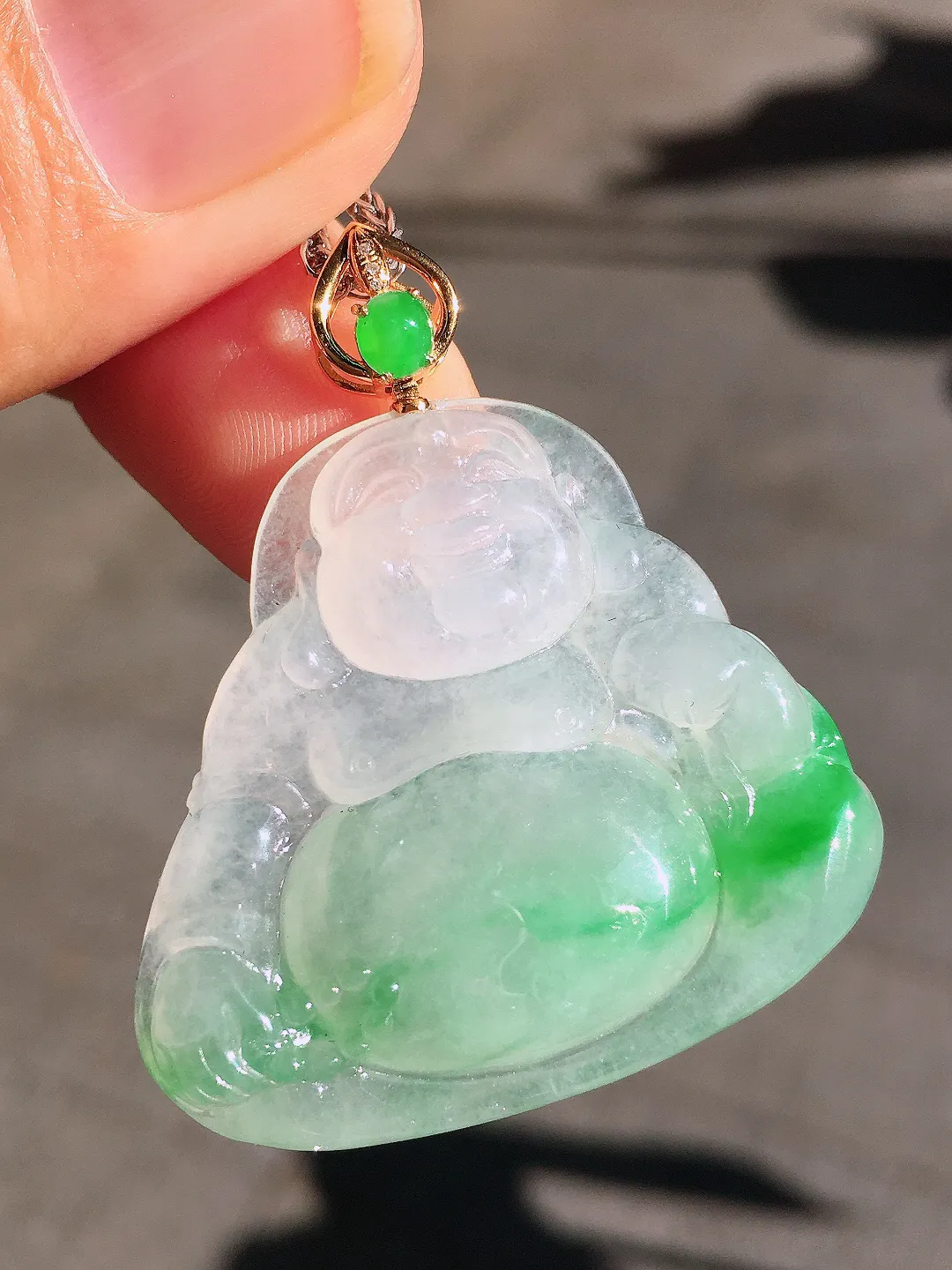 飘绿钱袋佛吊坠，色泽艳丽，玉质细腻，荧光感超
强，饱满圆润，尽显优雅气质，18k
金豪华镶嵌