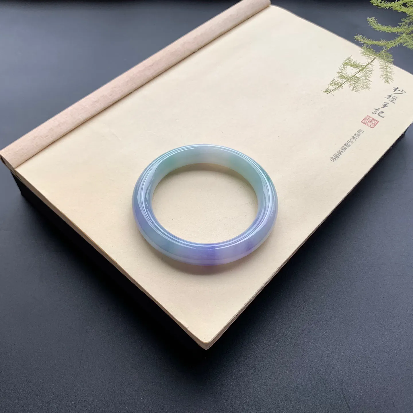 60圈口紫罗兰飘绿圆条手镯 尺寸：60-12.2-11，无纹裂，细腻光滑，色泽浓郁