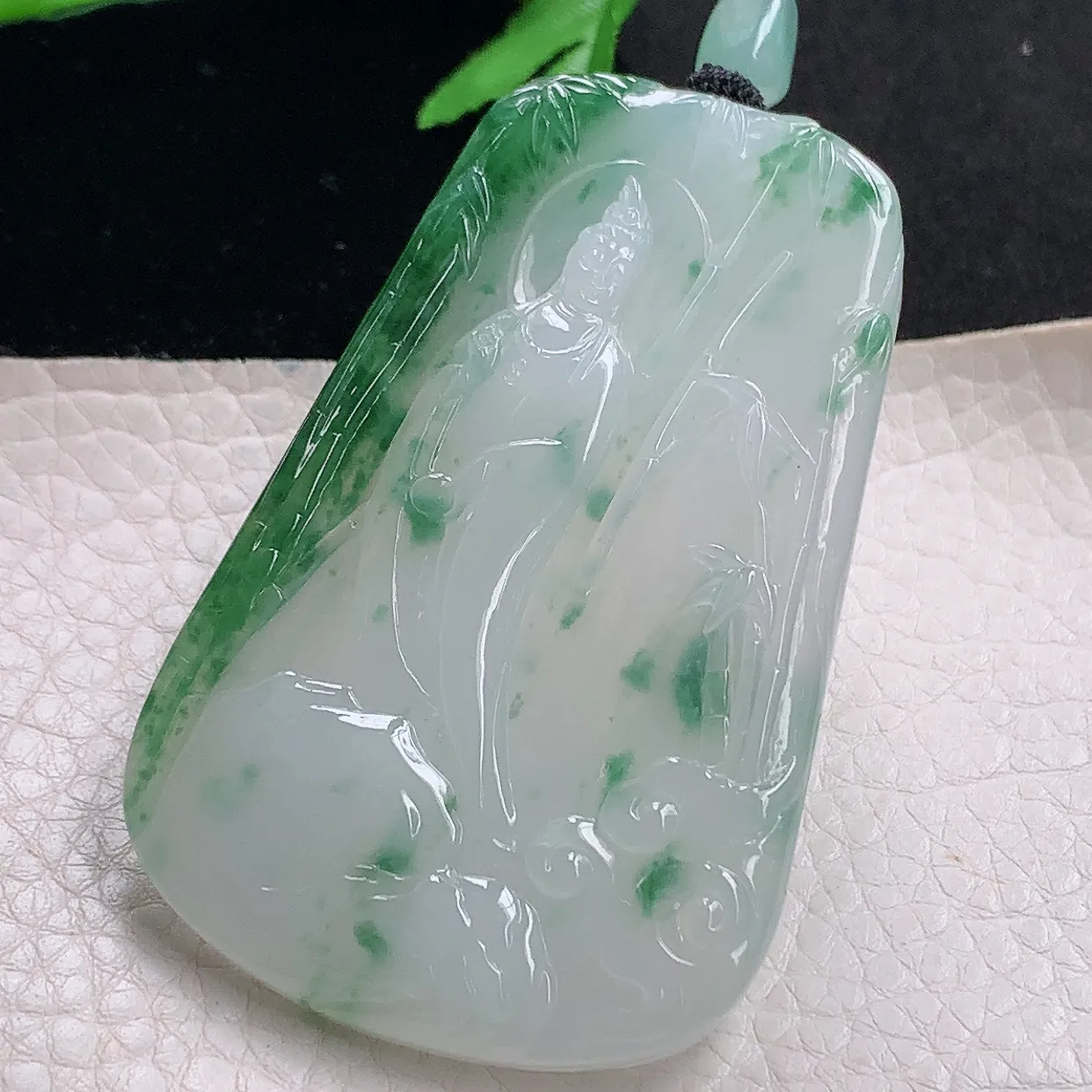 yl自然光68*43*6.4特色满爽天然缅甸翡翠山水观音玉吊坠 玉挂件