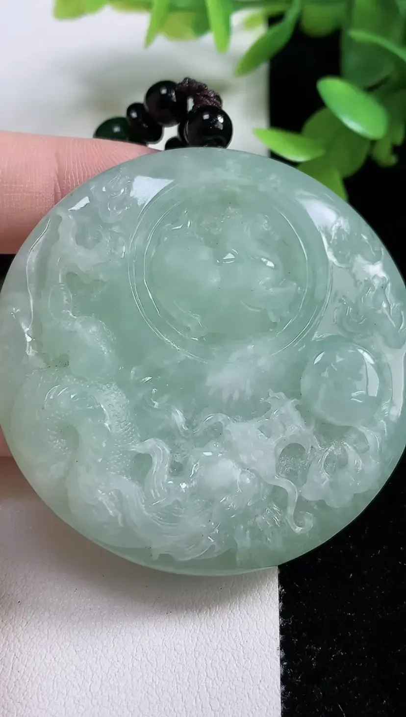 翡翠a货满绿龙牌吊坠，尺寸54-11.8，重:60.45g