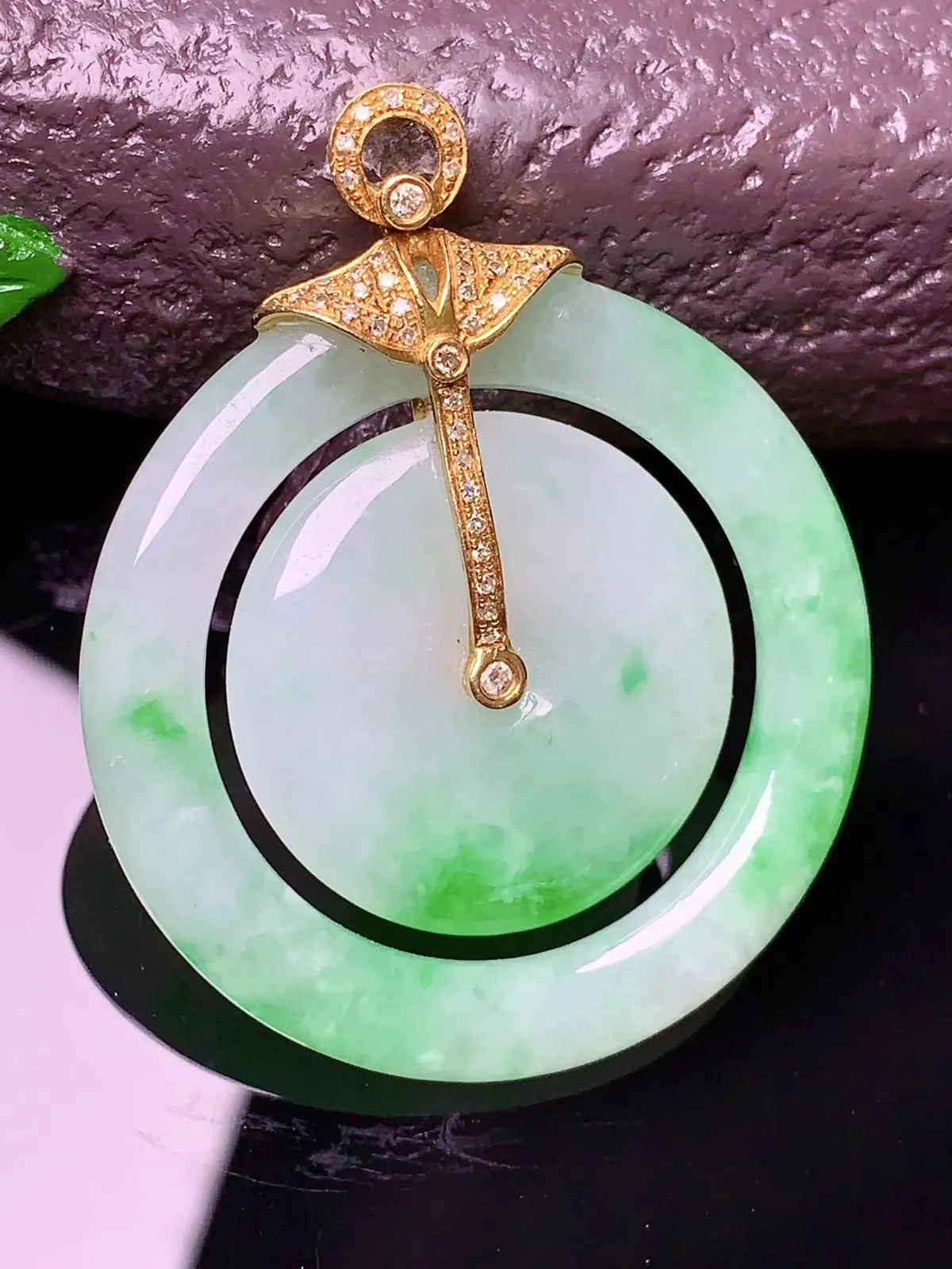 18k金钻镶嵌飘绿子母扣吊坠 玉质细腻 色泽艳丽 整体尺寸45*37*4.6