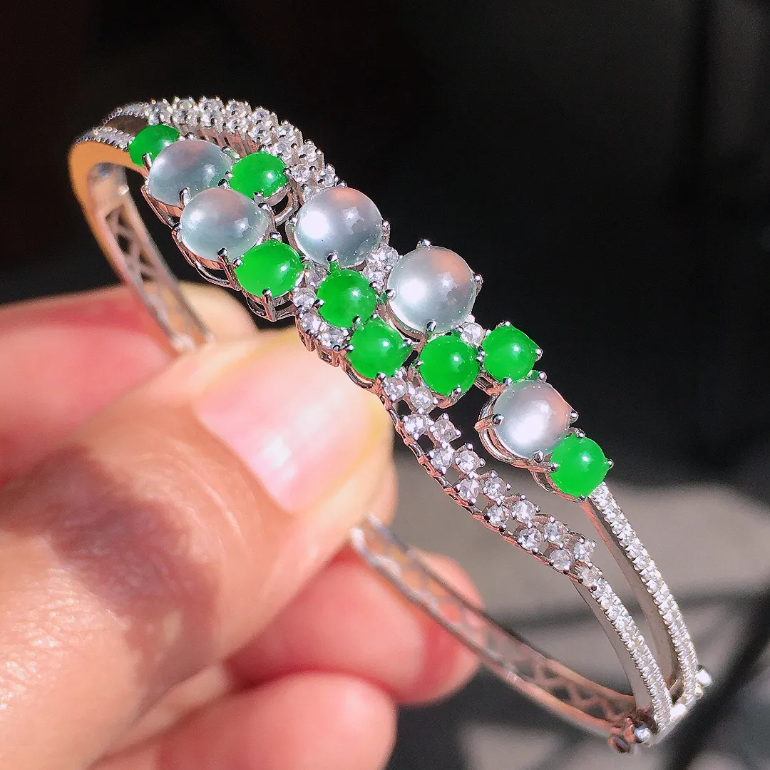 （冰+绿）二合一手镯，色泽均匀艳丽，玉质细腻，荧光感超
强，饱满圆润，尽显优雅气质，18k
金豪华镶