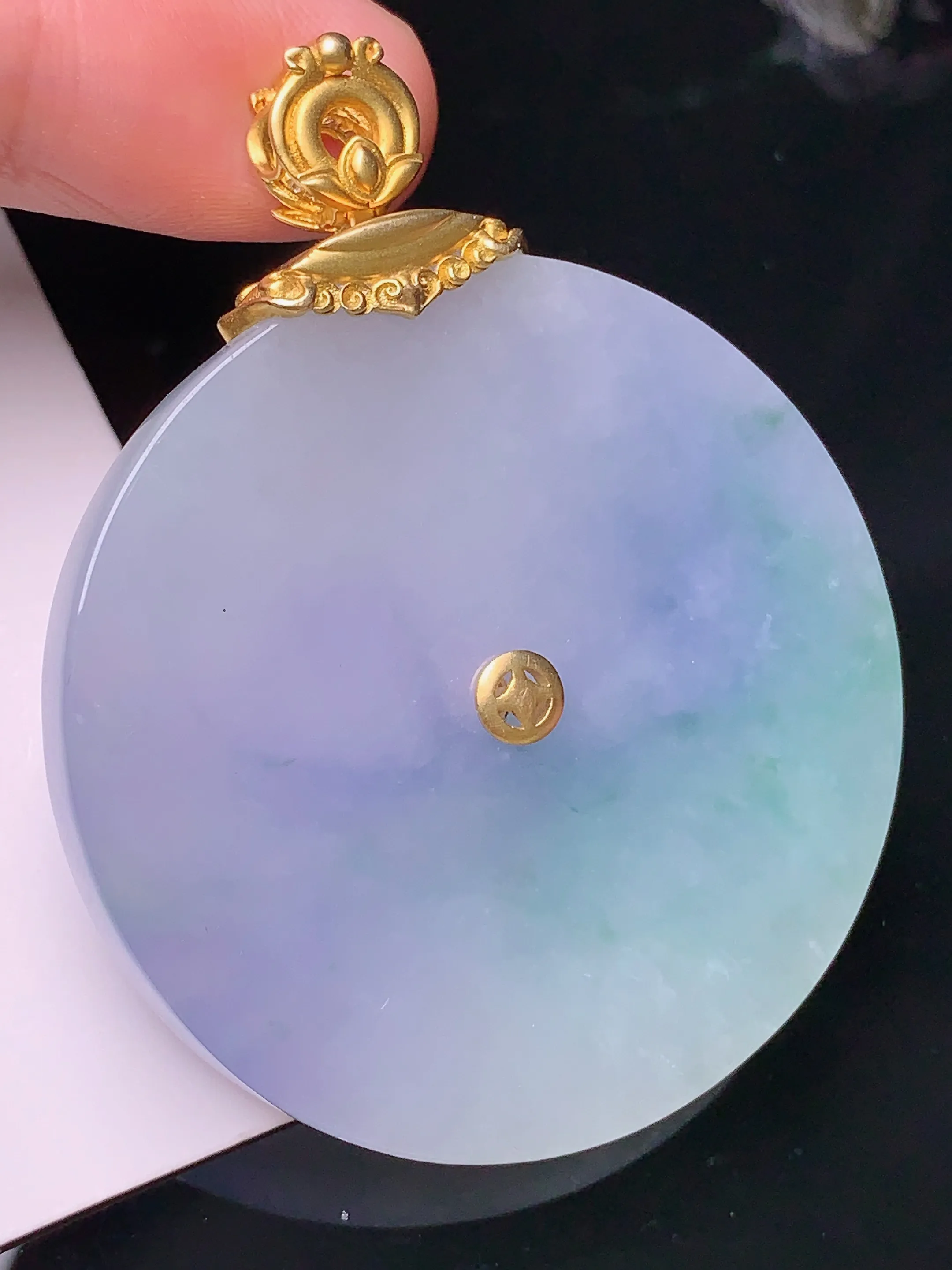 18k金钻镶嵌淡春彩圆牌吊坠 玉质细腻 色泽清新艳丽 整体尺寸56*45*6