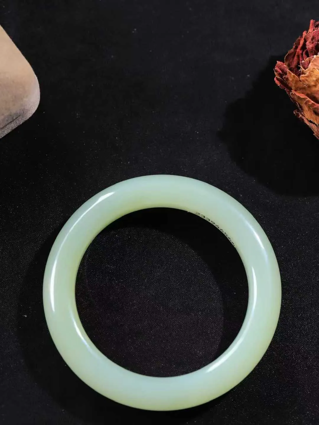 【温润于心.手镯】

精品️和田玉晴水手镯，如晴水般清澈，似晴空般纯净。每一缕纹理都诉说着大自然的馈赠，温润细腻，触手生温。佩戴它，仿佛将一片宁静的晴水湖戴在腕间，优雅从容，气质非凡。重67.5克  尺寸56.5-12.2-10.4mm  55110533A