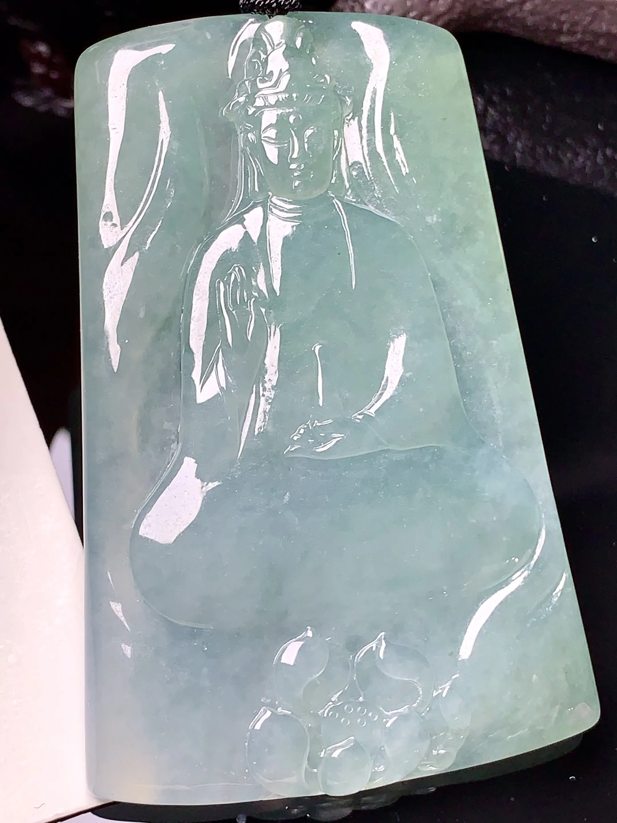 浅绿观音菩萨吊坠 玉质细腻 色泽清新艳丽 整体尺寸73.7*48.2*6.2