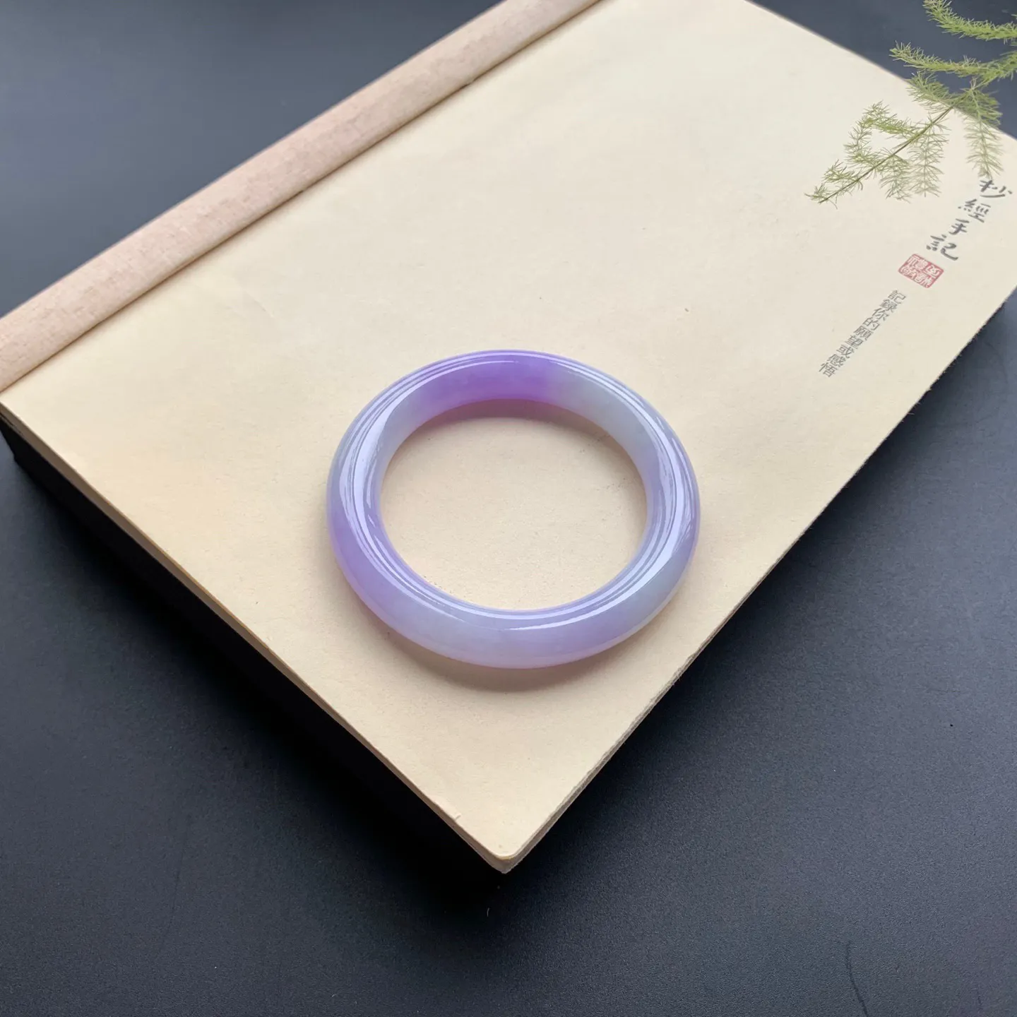 57圈口紫罗兰圆条手镯 尺寸：57-11，无纹裂，细腻光滑，色泽浓郁