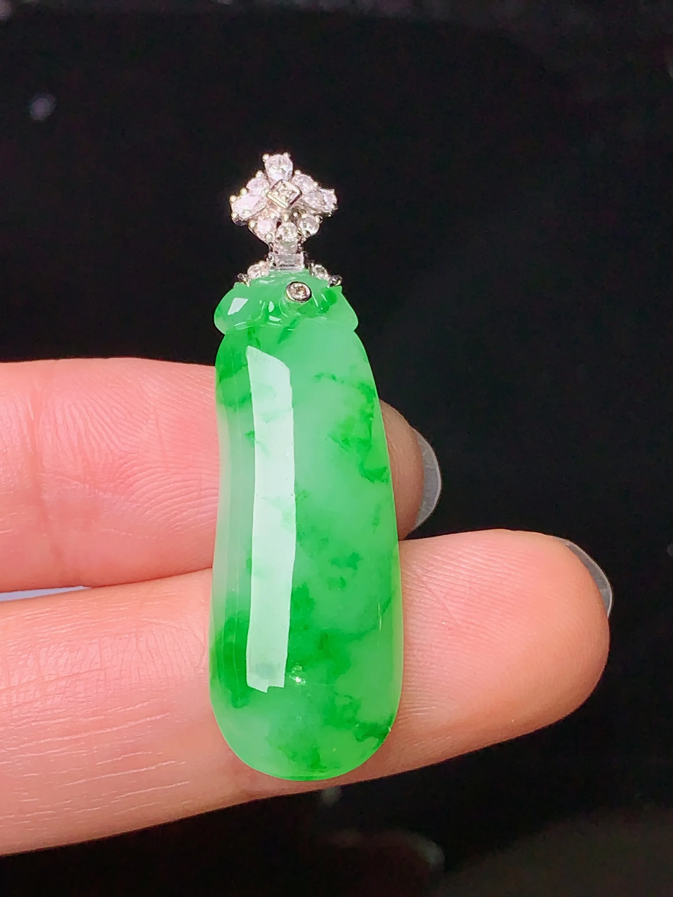 18k金钻镶嵌翠绿福瓜吊坠 玉质细腻 色泽艳丽 整体尺寸39.6*11.5*4.7