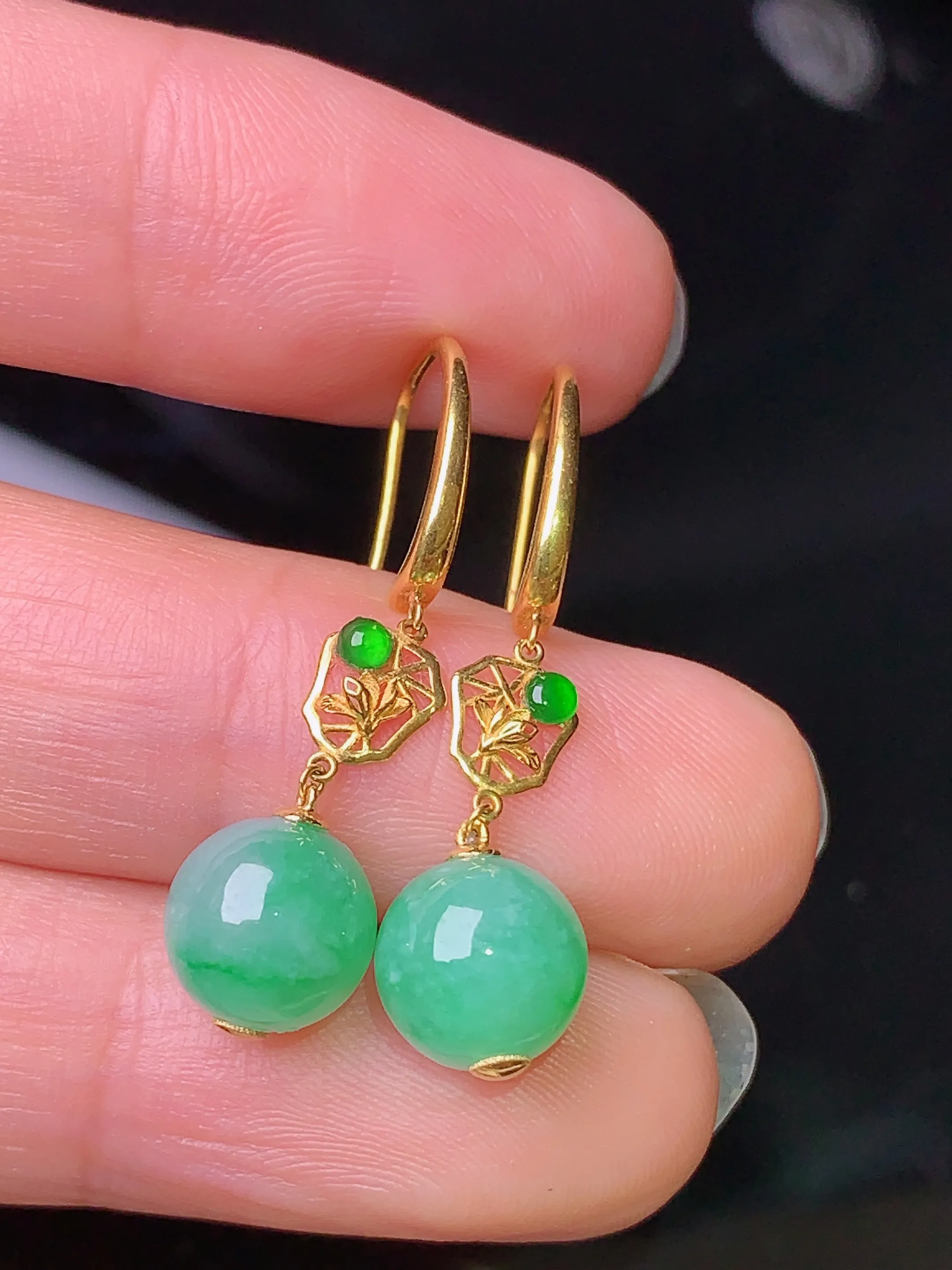 18k金钻镶嵌翠绿圆珠耳坠 玉质细腻 色泽艳丽 整体尺寸29*7.8