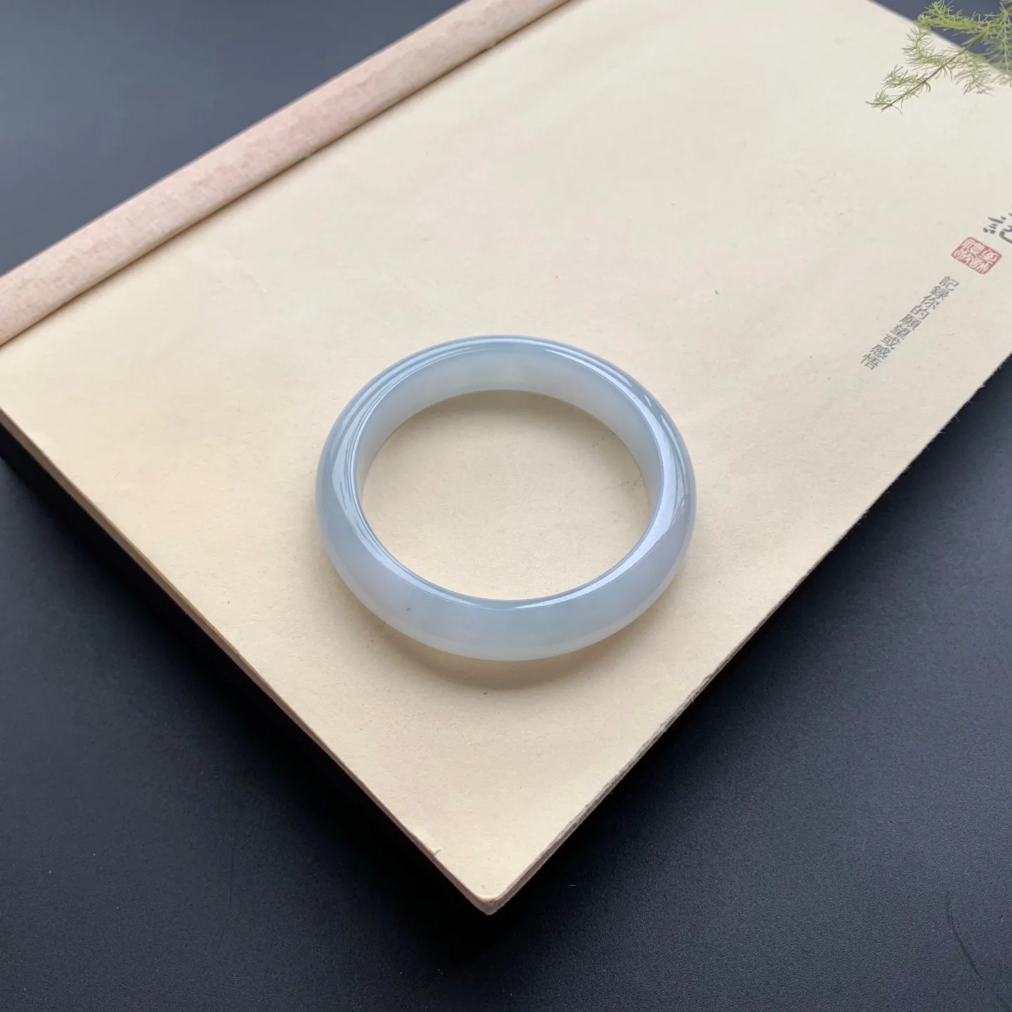 57.3圈口冰糯正圈手镯 尺寸：57.3-12.6-9.6，无纹裂，细腻起胶，白净光滑