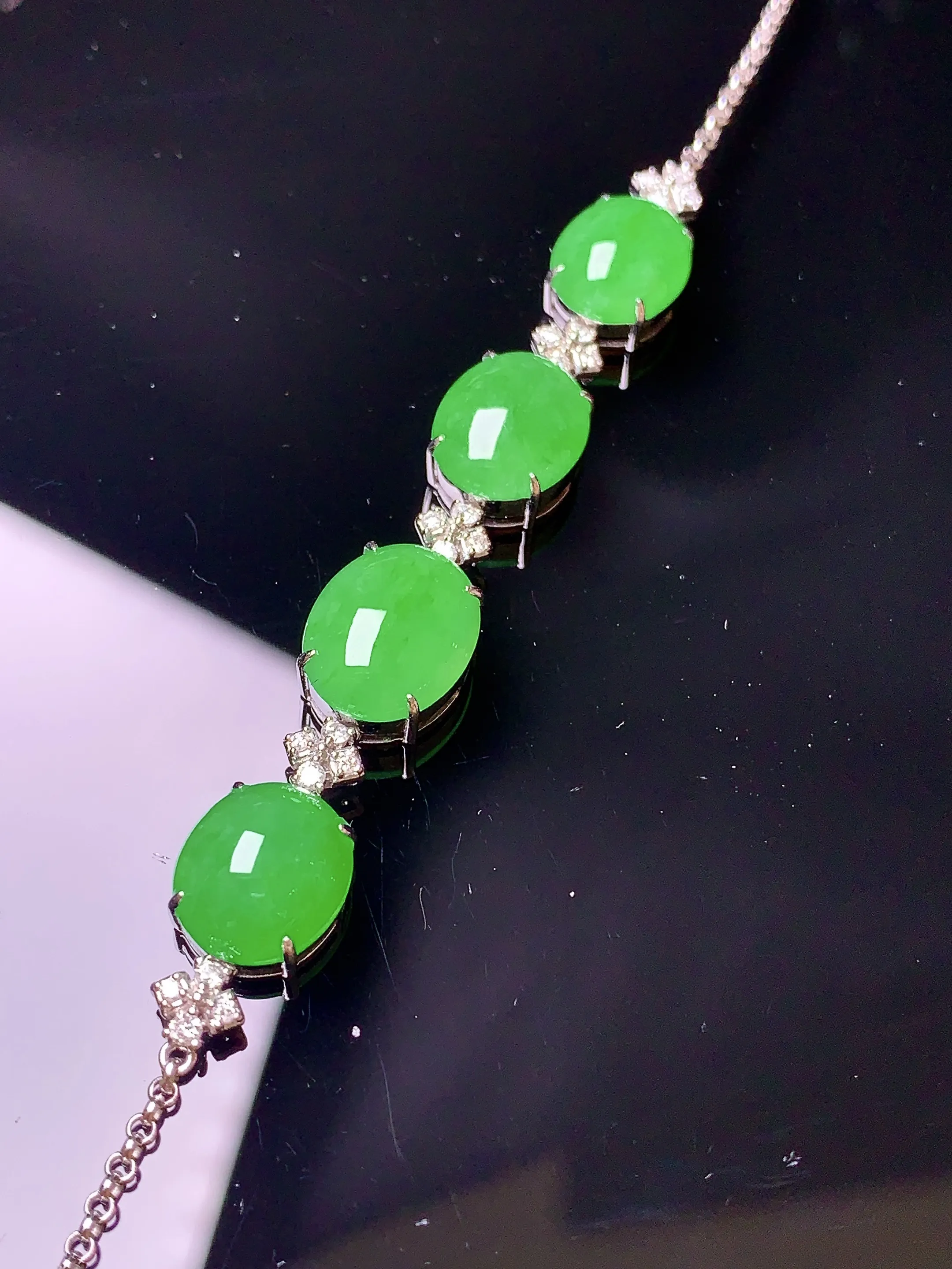 18k金钻镶嵌满绿蛋面手链 玉质细腻 色泽艳丽 整体尺寸60*8.2*6