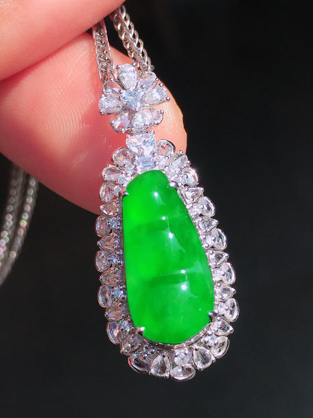 阳绿福豆吊坠，色泽均匀艳丽，玉质细腻，荧光感超
强，饱满圆润，尽显优雅气质，18k
金豪华镶嵌