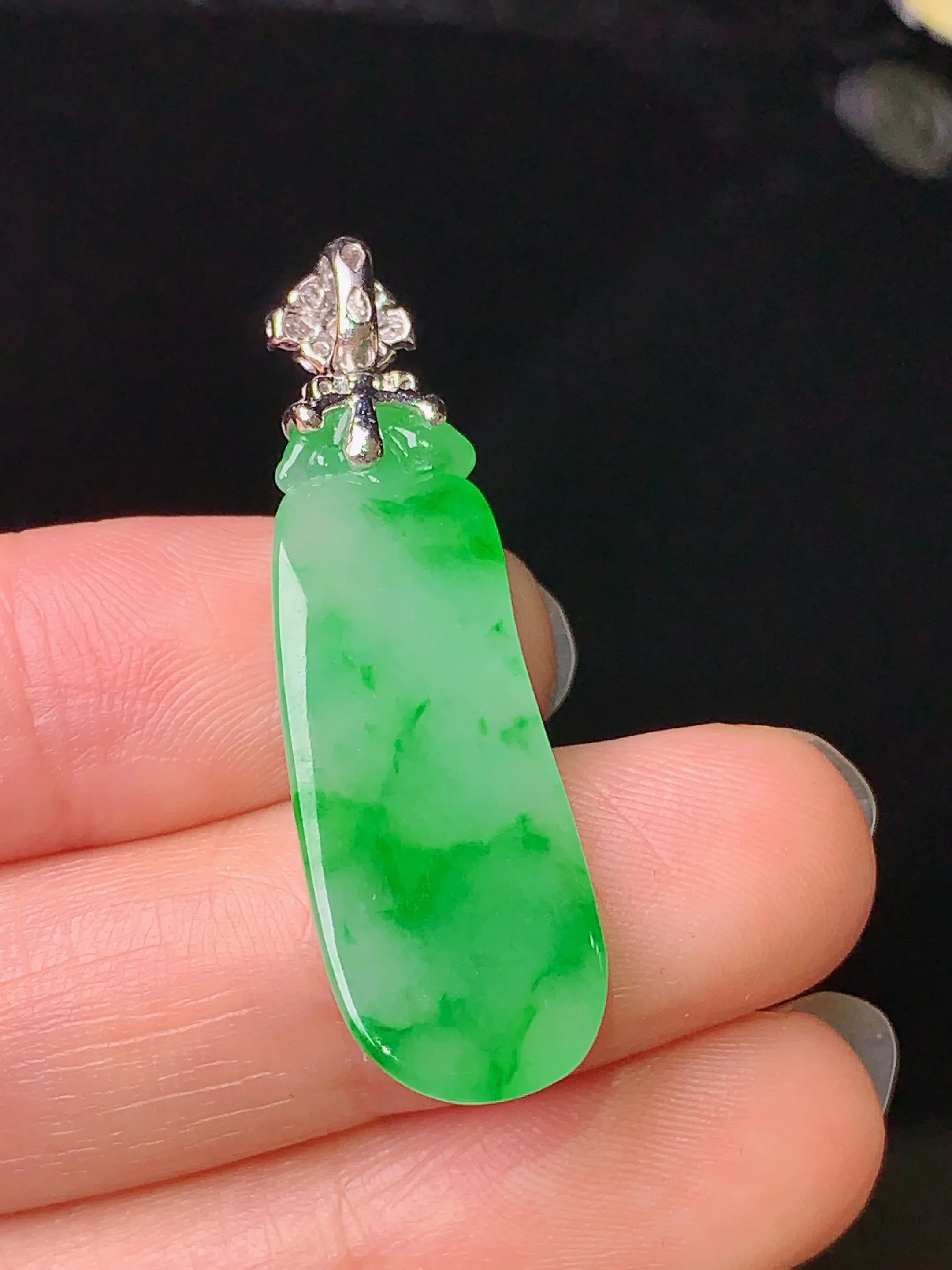 18k金钻镶嵌翠绿福瓜吊坠 玉质细腻 色泽艳丽 整体尺寸39.6*11.5*4.7