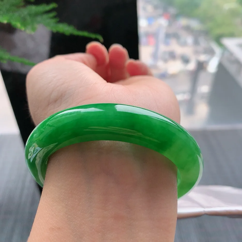 正圈满色阳绿 无瑕 尺寸:54.2/12.4/9.3 色好