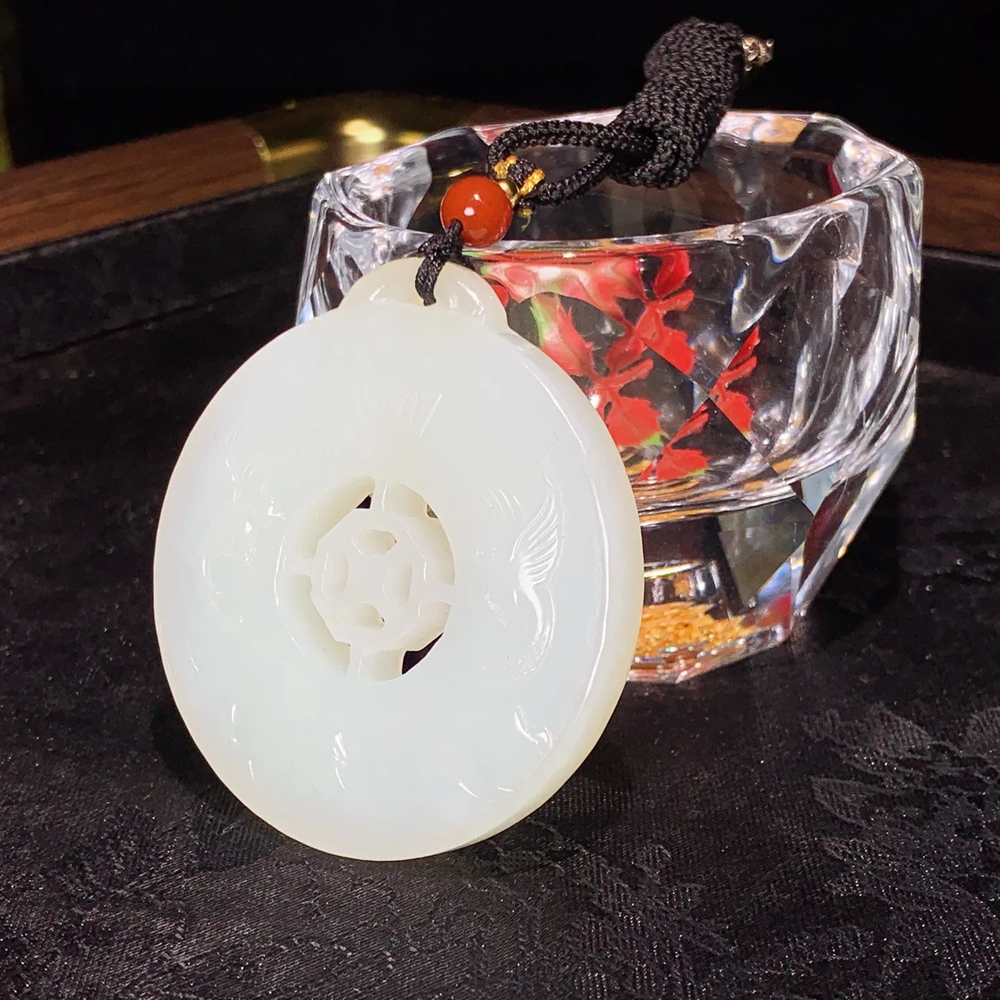 和田玉白玉喜上眉梢圆牌挂件。尺寸52/48/8重38克。玉质细腻油润。手推出油。佩戴高端典雅。lt2