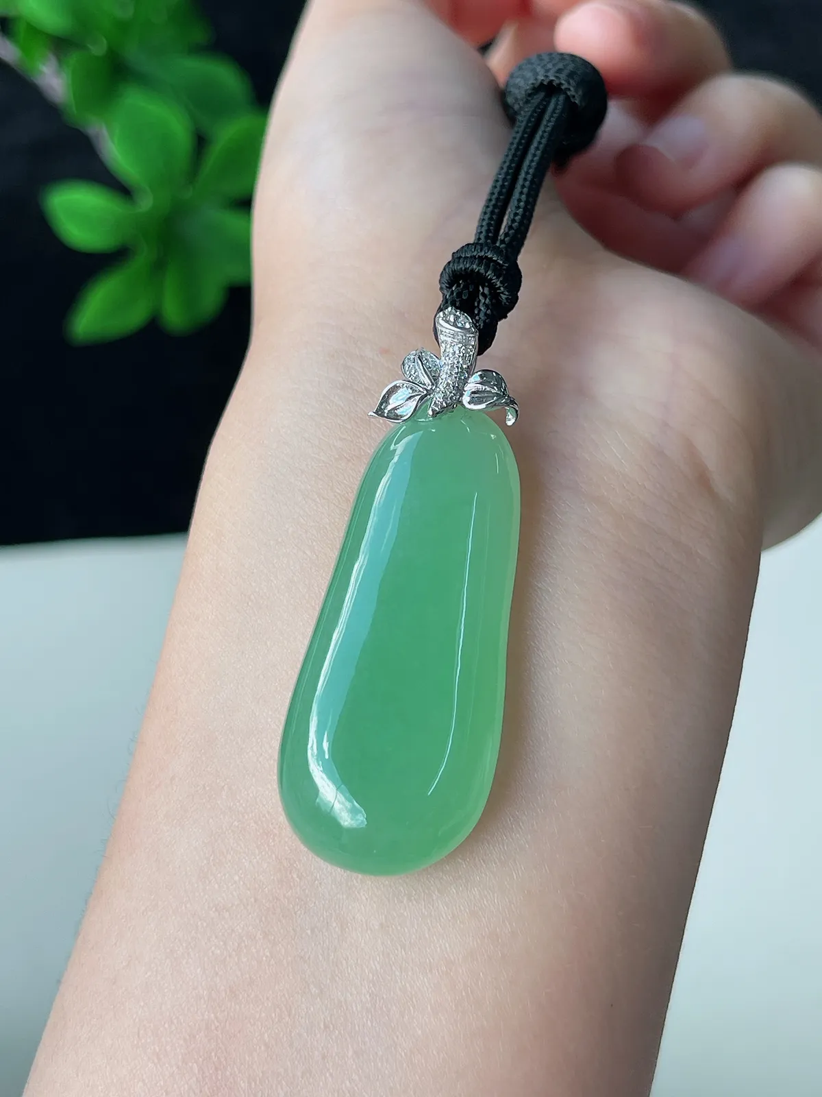 翡翠冰糯种浅绿色胶胶润润福瓜