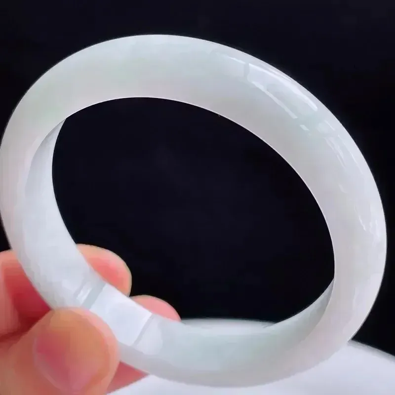 自然光拍摄天然翡翠A货好种水54mm正圈手镯 45.64克