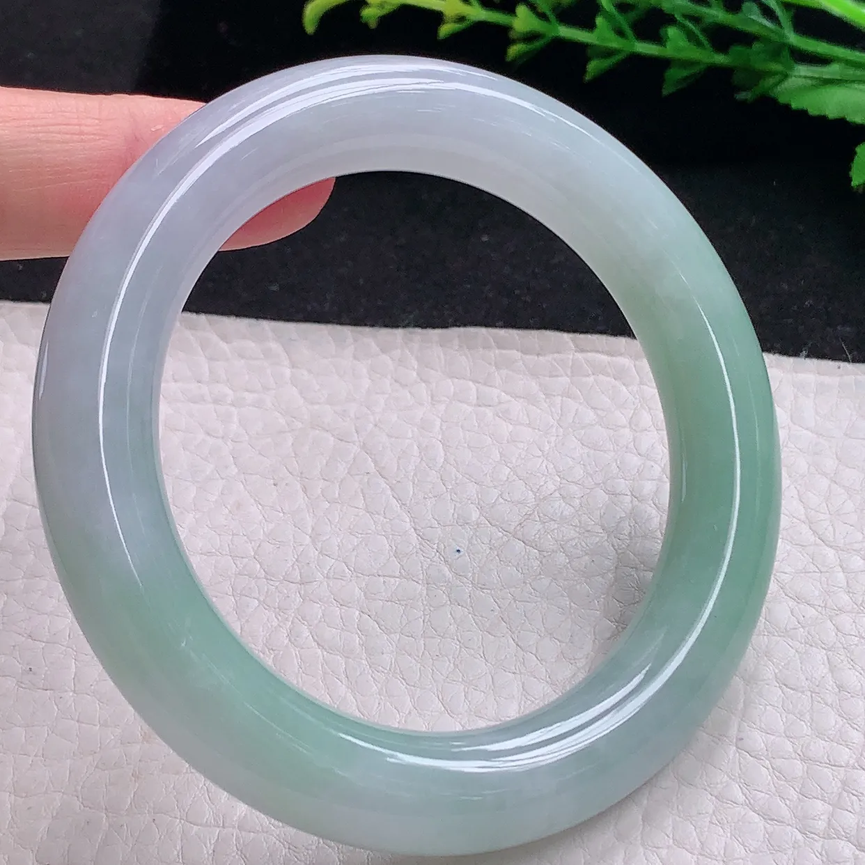 hy自然光57.5*12*11.6胖圆镯 天然缅甸翡翠a货飘绿清新圆条玉镯子 玉手环