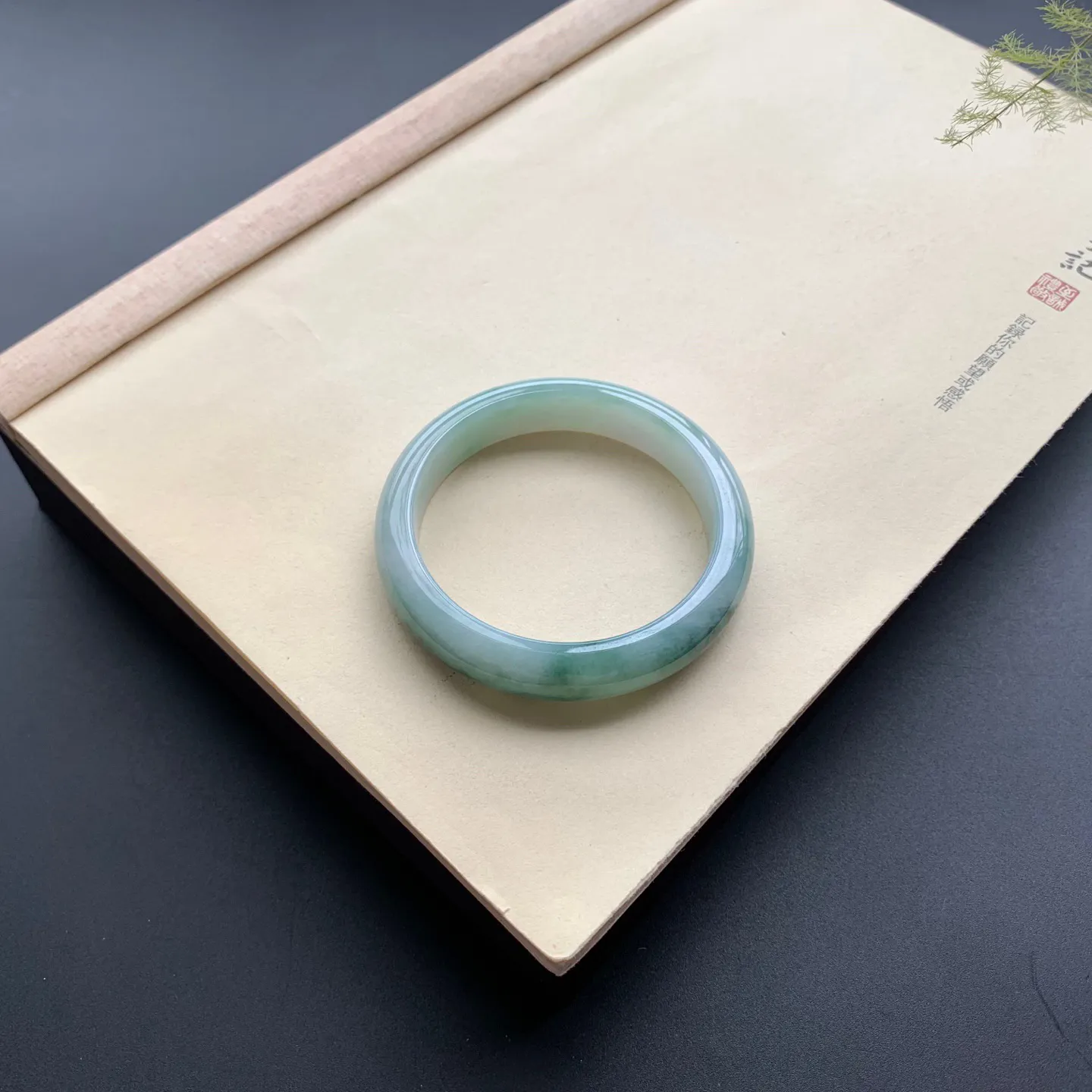 55.8圈口飘花正圈手镯 尺寸：55.8-12.3-8.2，无纹裂，细腻光滑，花色浓郁