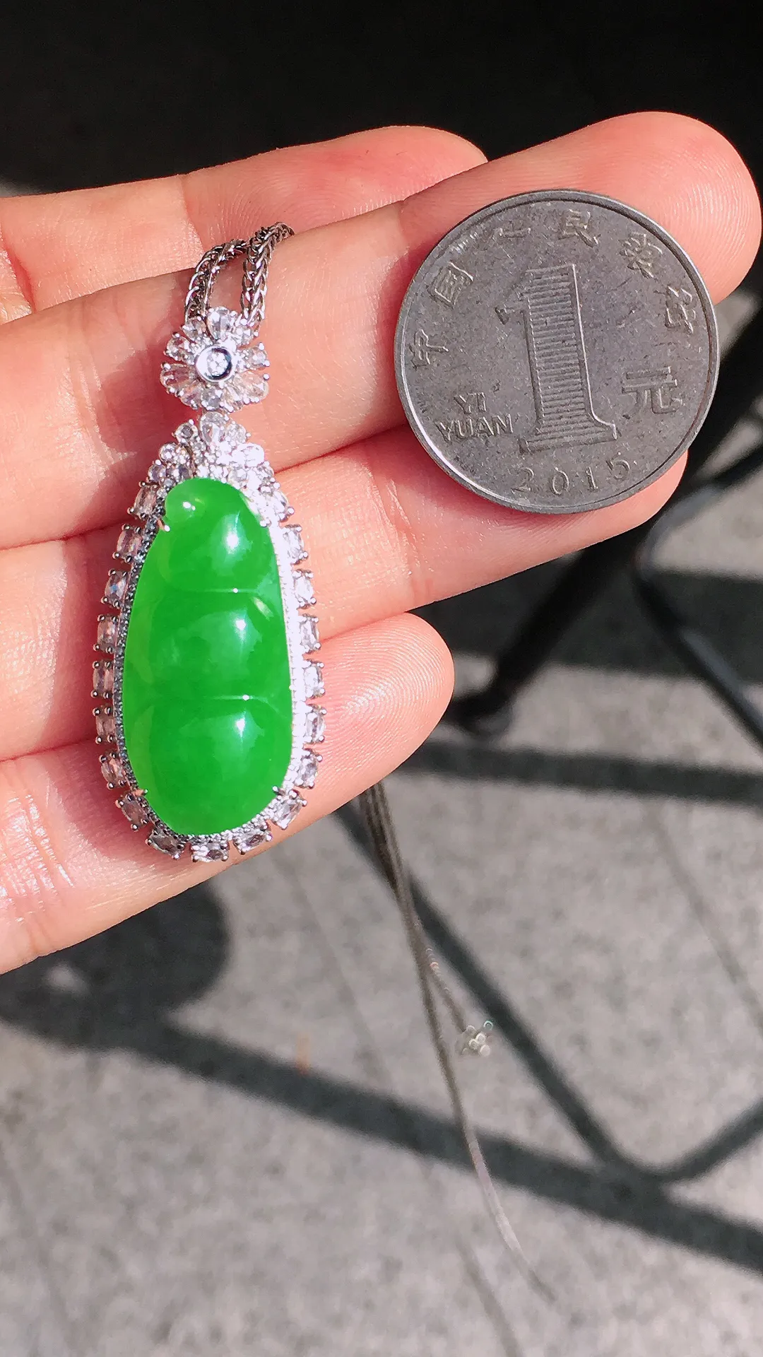 阳绿福豆吊坠，色泽均匀艳丽，玉质细腻，荧光感超
强，饱满圆润，尽显优雅气质，18k
金豪华镶嵌