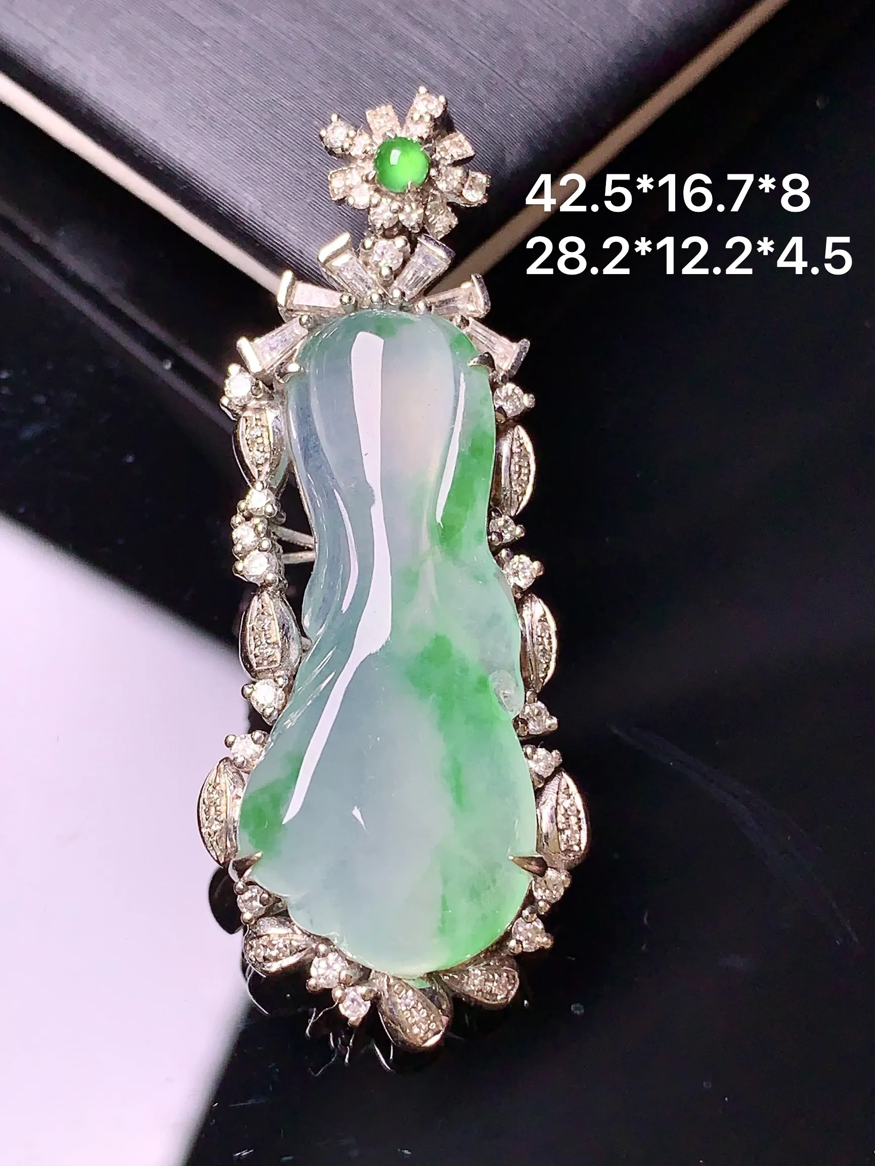 18k金钻镶嵌飘绿白菜吊坠 玉质细腻 色泽清新艳丽 整体尺寸42.5*16.7*8