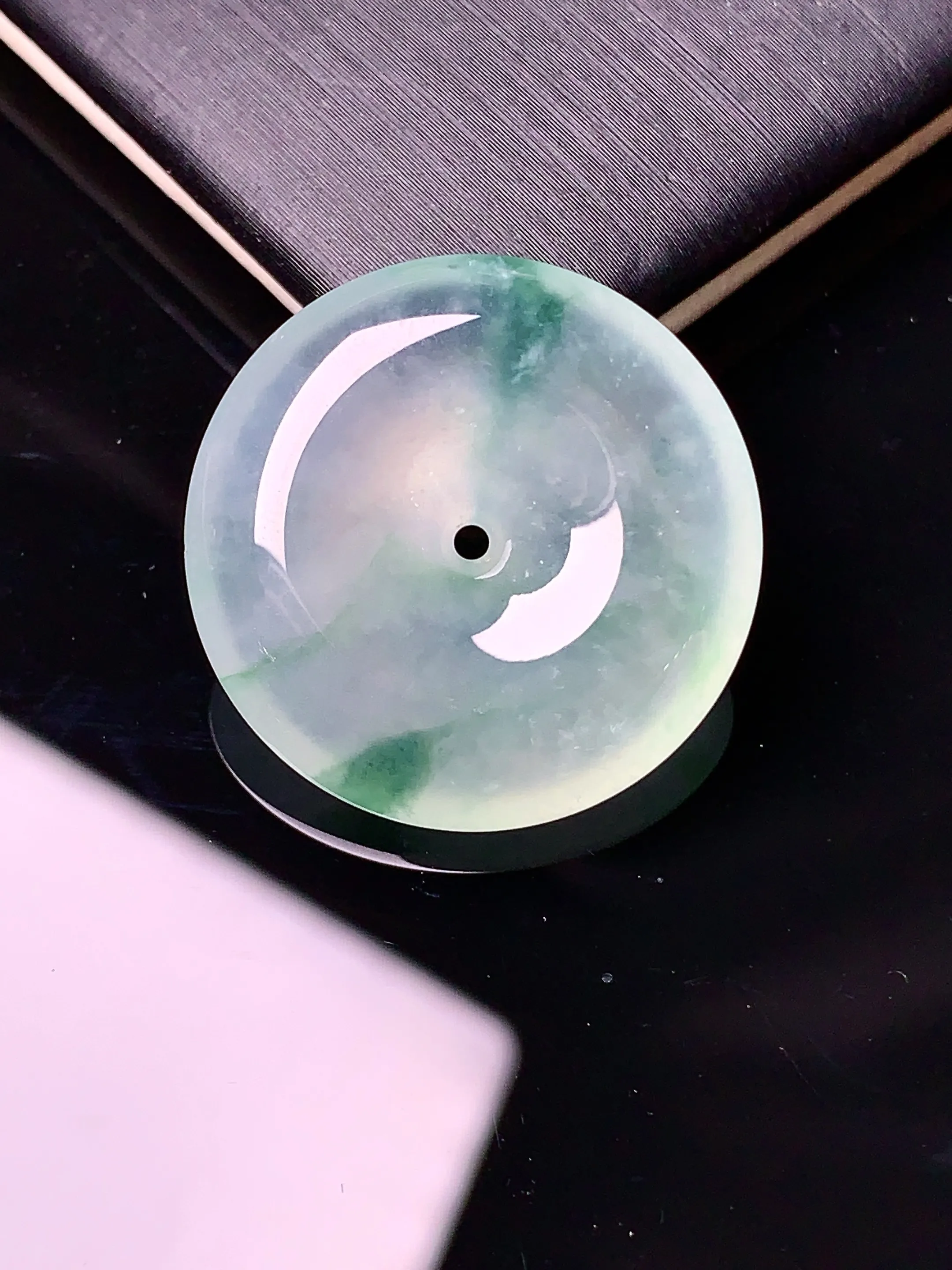 冰种飘绿平安扣吊坠 玉质细腻 色泽清新艳丽 整体尺寸23.2*6