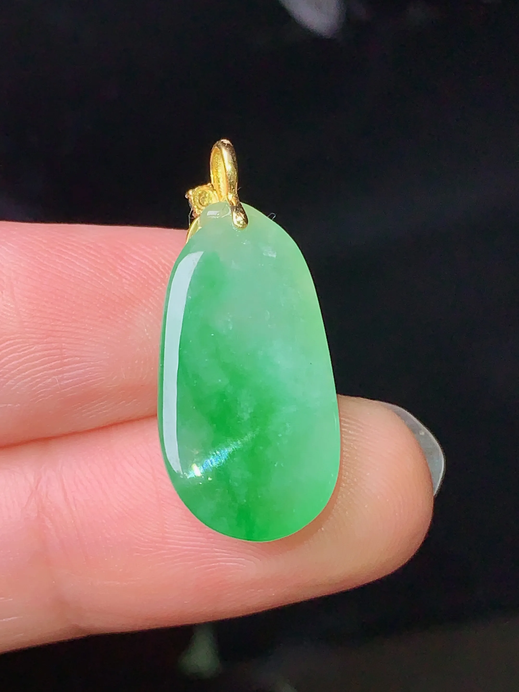 18k金镶嵌飘绿福瓜吊坠 玉质细腻 色泽艳丽 裸石尺寸21*10.8*5.5