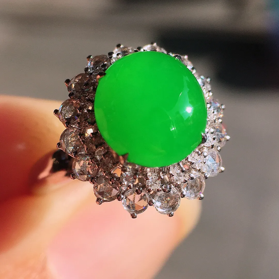 阳绿蛋面戒指，色泽均匀艳丽，玉质细腻，荧光感超
强，饱满圆润，尽显优雅气质，18k
金豪华镶嵌