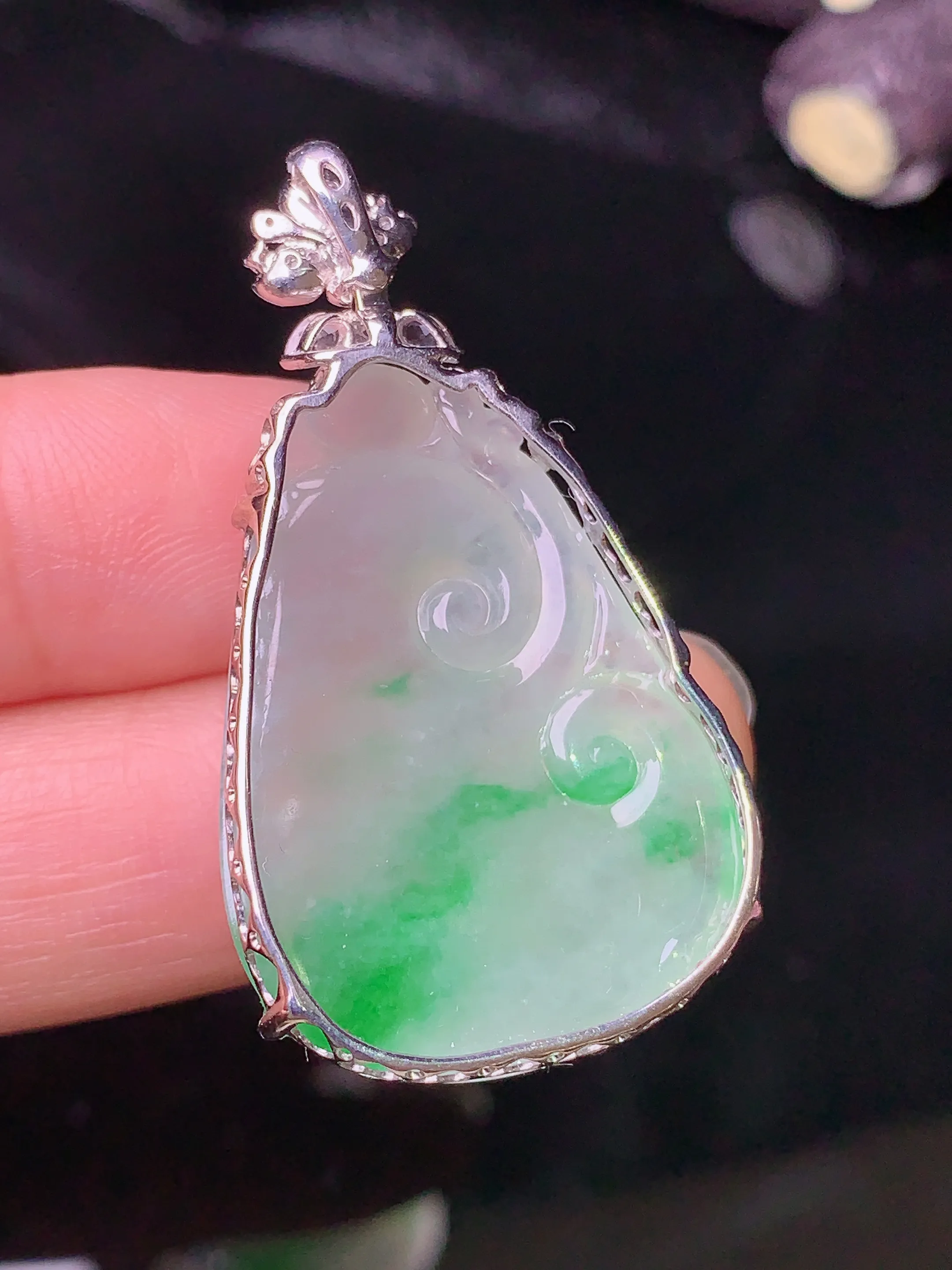 18k金钻镶嵌飘绿如意吊坠 玉质细腻 色泽艳丽 整体尺寸40.8*22.5*6.5