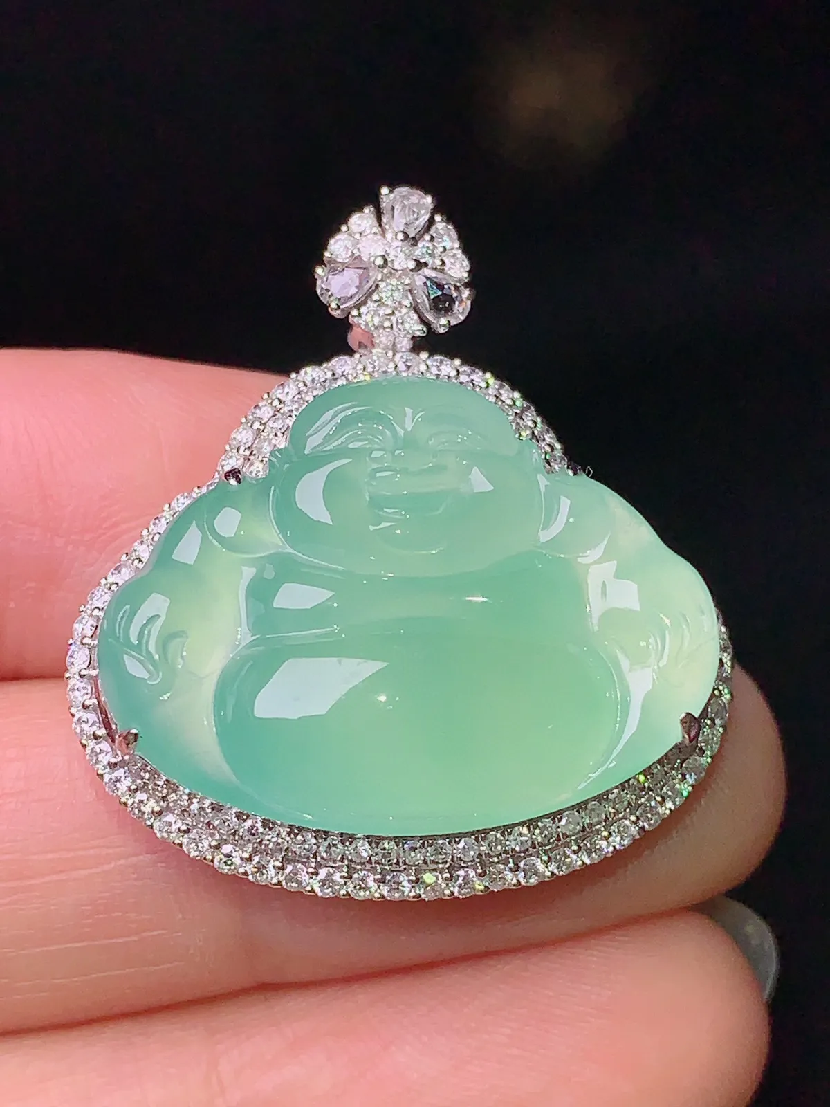 18k金钻镶嵌翠绿佛公吊坠 玉质细腻 色泽清新艳丽 整体尺寸30.3*27.2*10