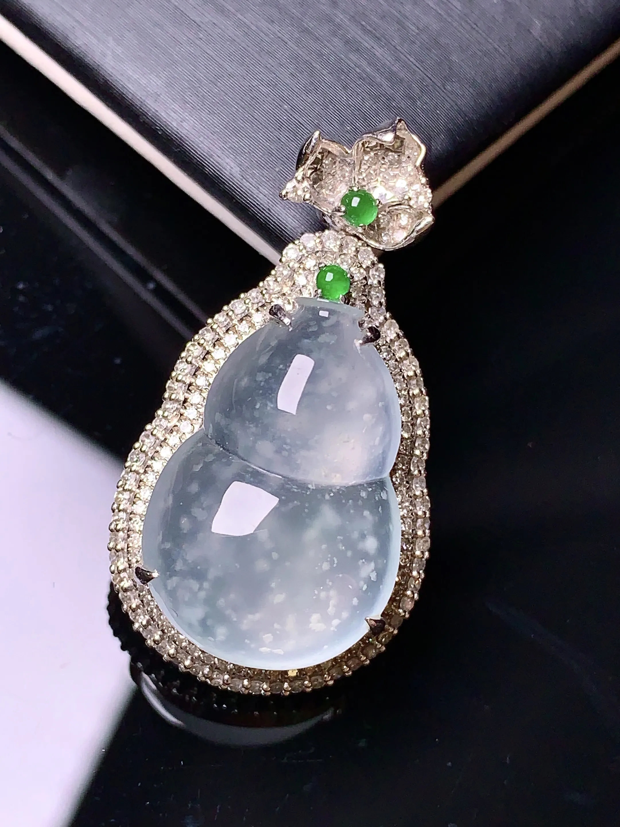 18k金钻镶嵌木那料雪花棉葫芦吊坠 玉质细腻 色泽清新艳丽 整体尺寸33.6*18*11.2