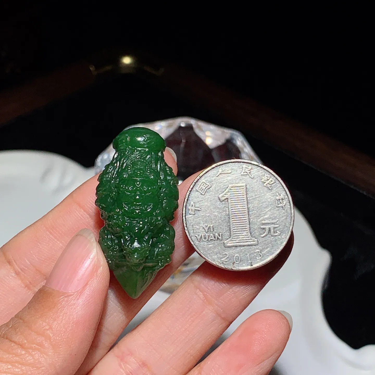 和田玉菠菜绿俄罗斯碧玉不动明王降魔杵挂件。尺寸38/19重14.5克。玉质细腻油润。手推出油。佩戴高端典雅。lt251104