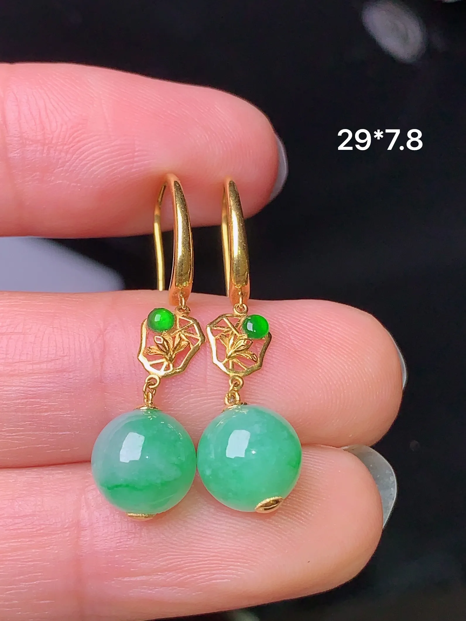 18k金钻镶嵌翠绿圆珠耳坠 玉质细腻 色泽艳丽 整体尺寸29*7.8