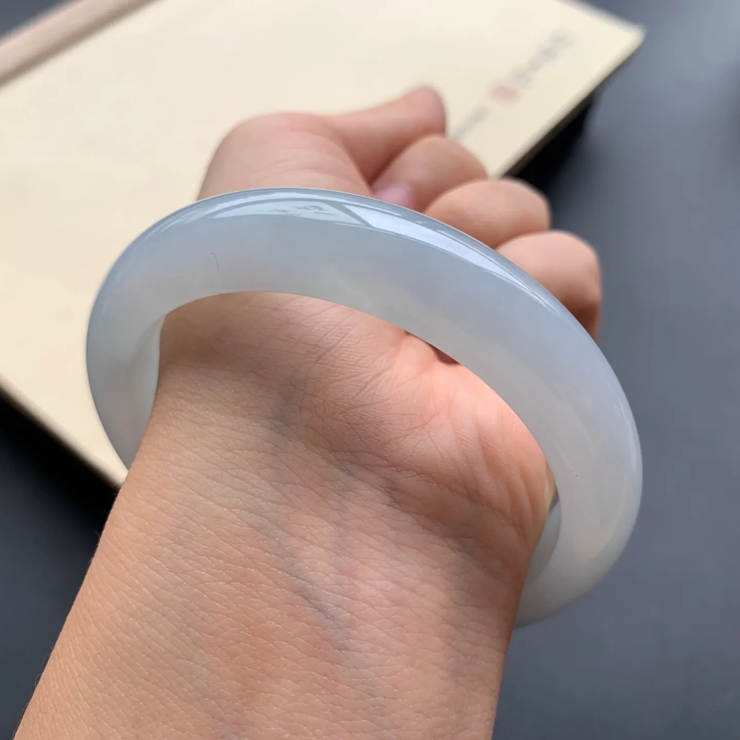 57.3圈口冰糯正圈手镯 尺寸：57.3-12.6-9.6，无纹裂，细腻起胶，白净光滑