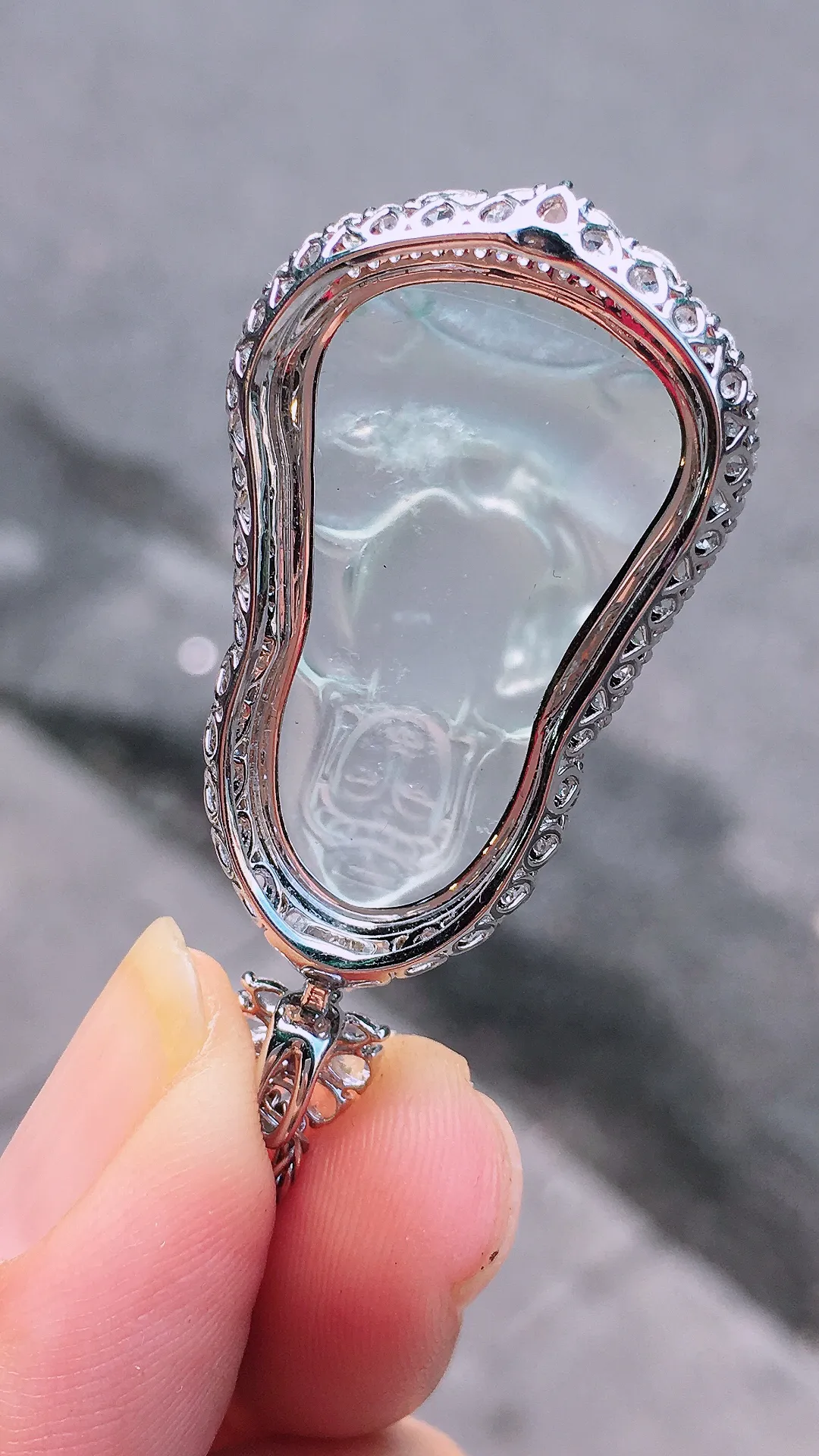 冰种观音吊坠，玉质细腻，荧光感超
强，饱满圆润，尽显优雅气质，18k
金豪华镶嵌