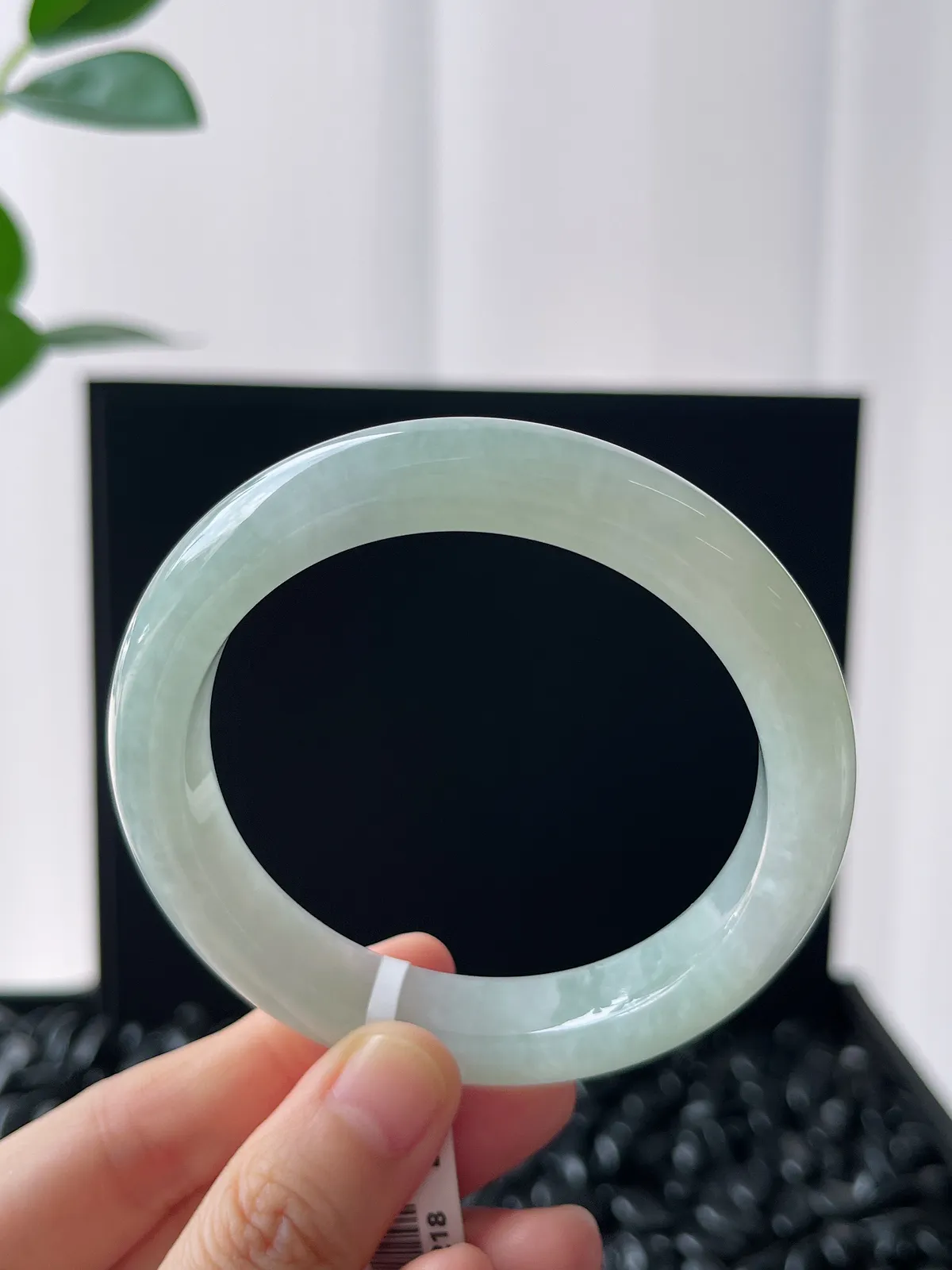 正圈57圈口，翡翠冰糯种淡绿色手镯