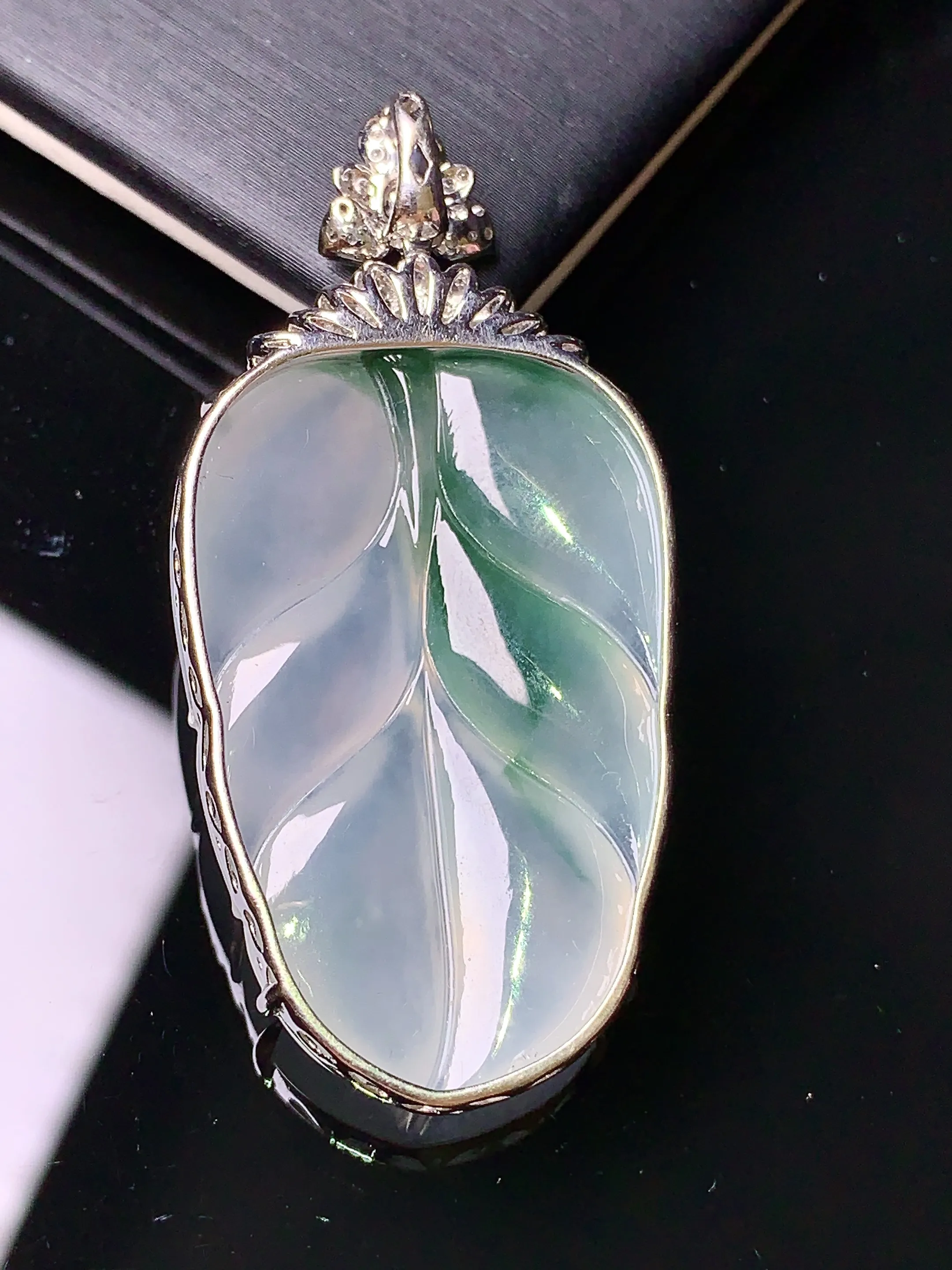 18k金钻镶嵌飘绿树叶吊坠 玉质细腻 色泽艳丽 整体尺寸46.7*22.6*7.5