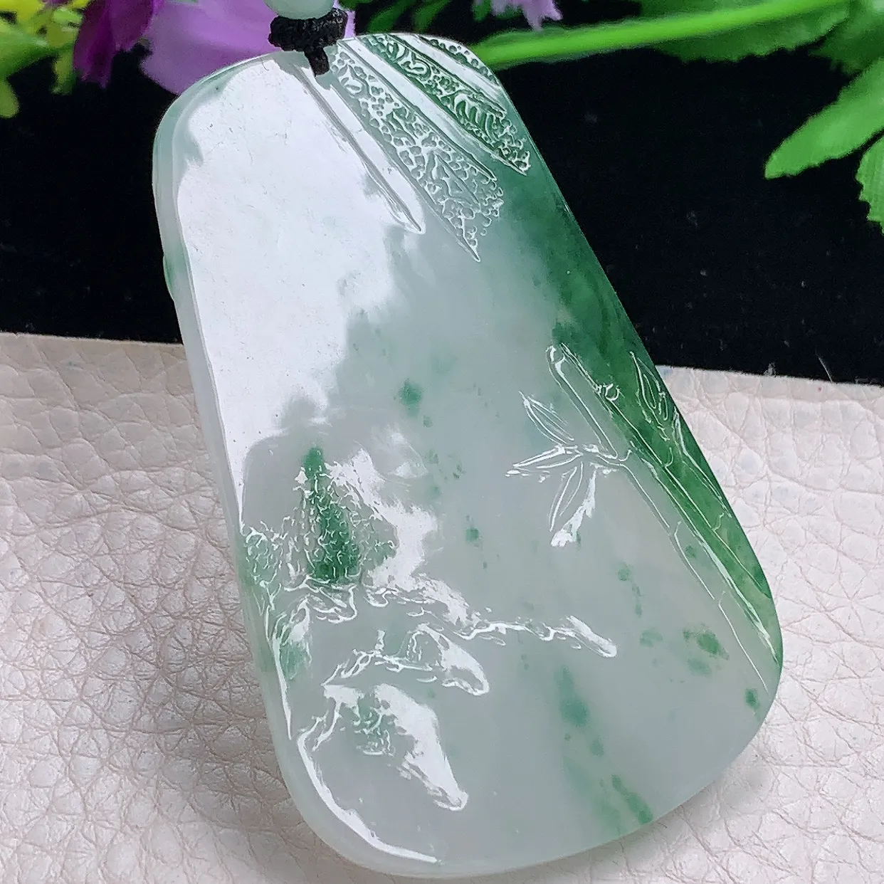 yl自然光68*43*6.4特色满爽天然缅甸翡翠山水观音玉吊坠 玉挂件